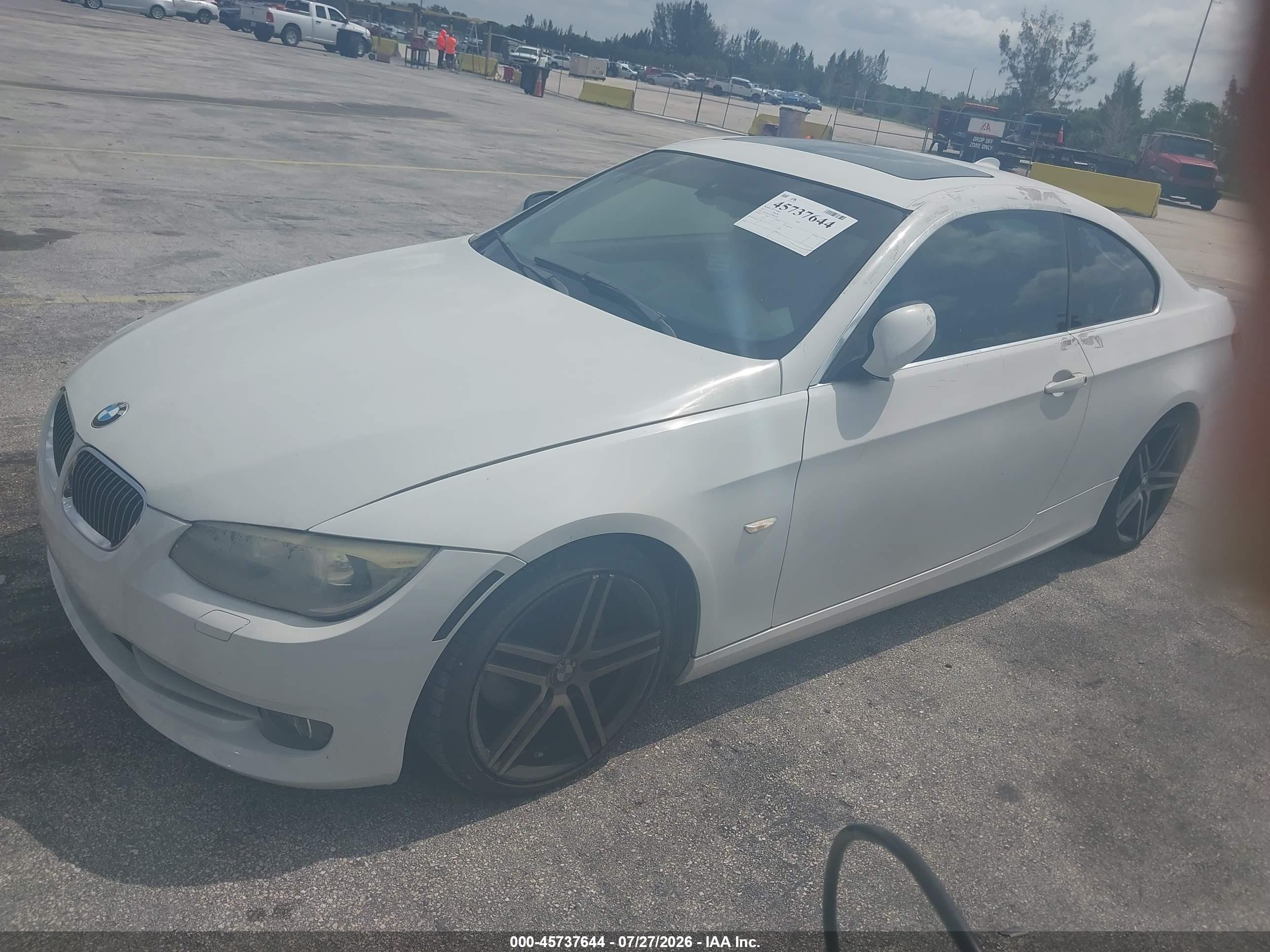 2011 Bmw 328i   Белый vin: WBAKE5C55BE432262