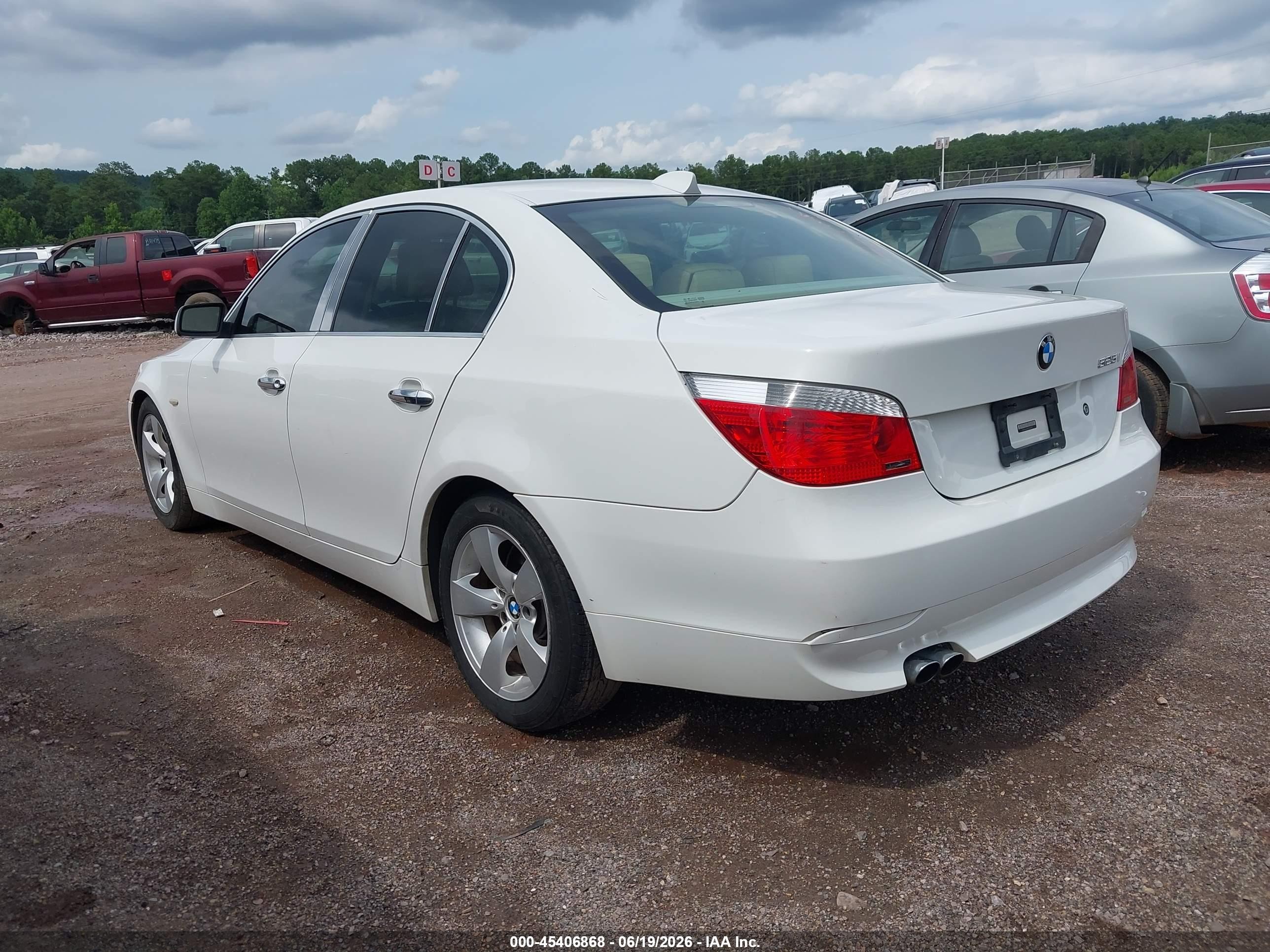 2007 Bmw 525i   White vin: WBANE53587CW61308
