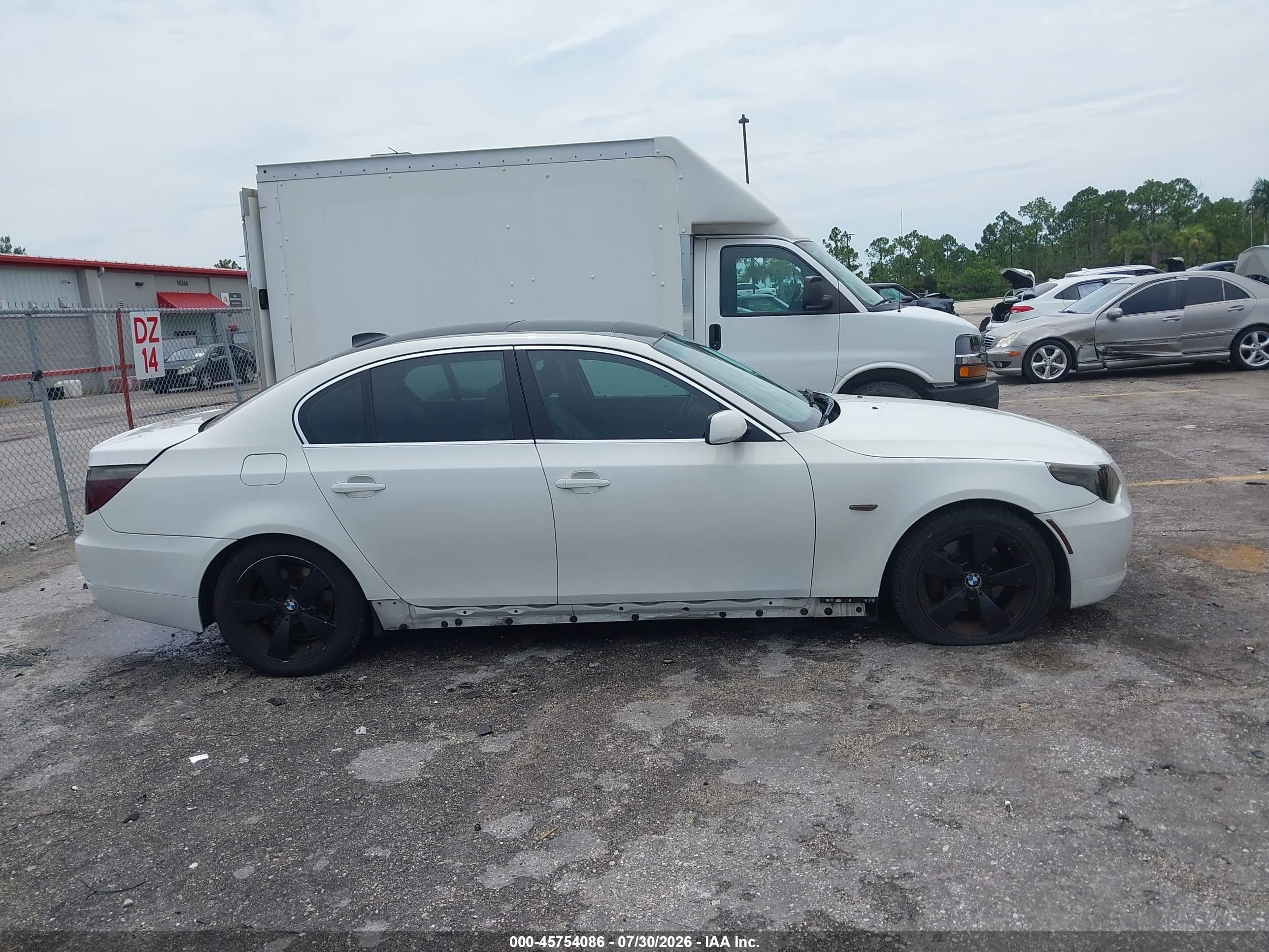 2008 Bmw 528i   White vin: WBANU53548CT11565