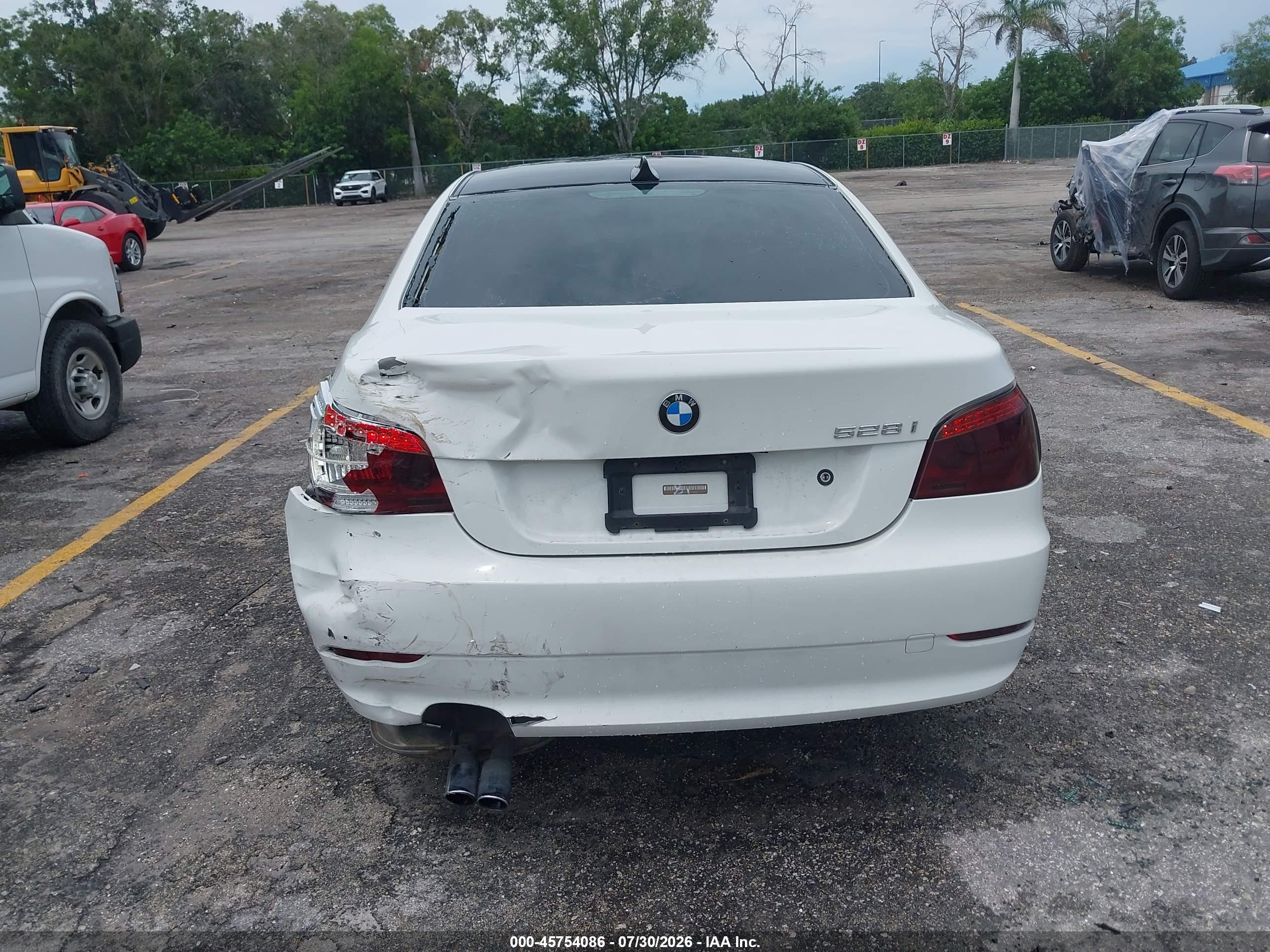 2008 Bmw 528i   White vin: WBANU53548CT11565