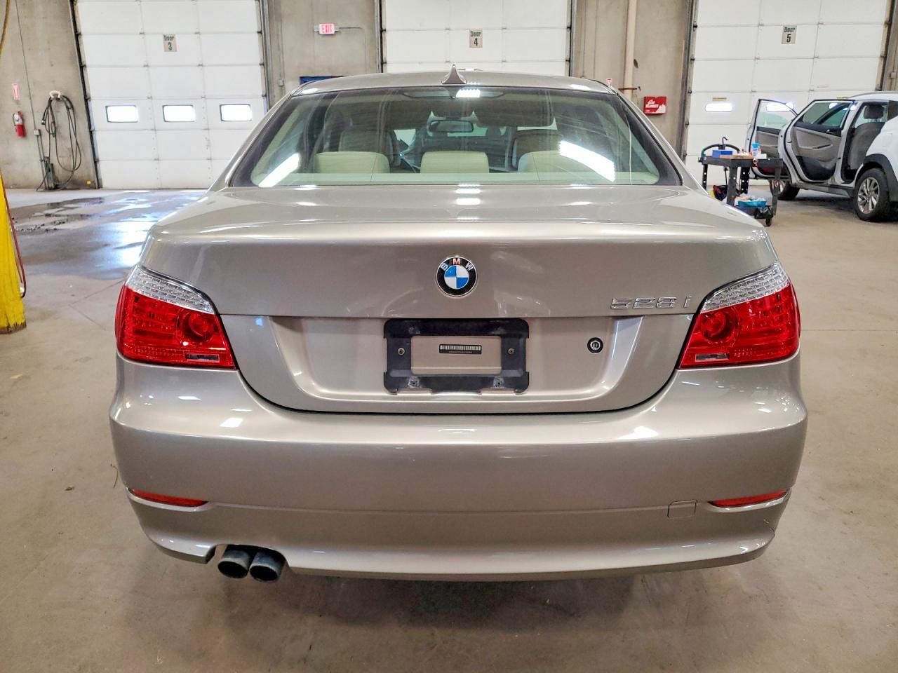 2010 Bmw 528 Xi Beige vin: WBANV1C51AC159983