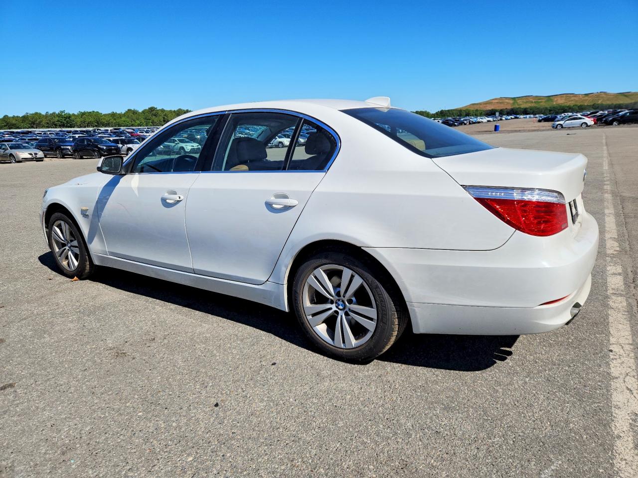 2010 Bmw 528 Xi White vin: WBANV1C51AC445915