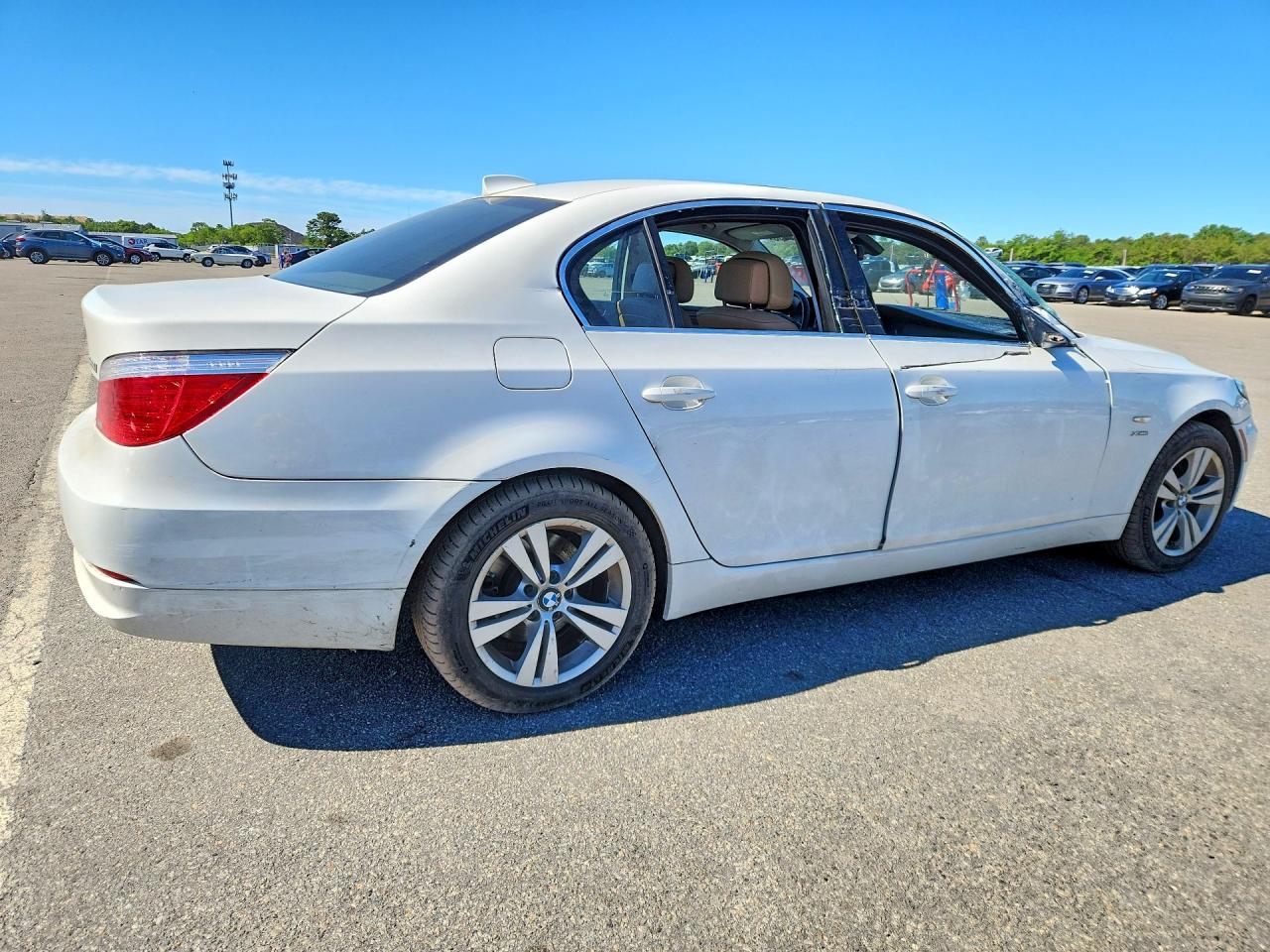 2010 Bmw 528 Xi White vin: WBANV1C51AC445915