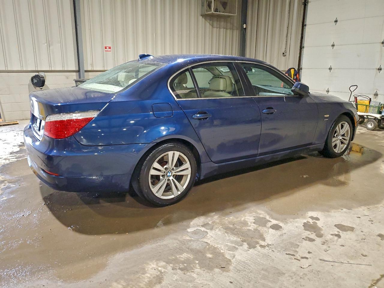 2010 Bmw 528 Xi Blue vin: WBANV1C55AC389381