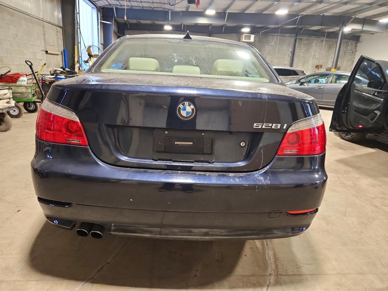 2010 Bmw 528 Xi Black vin: WBANV1C58AC389357