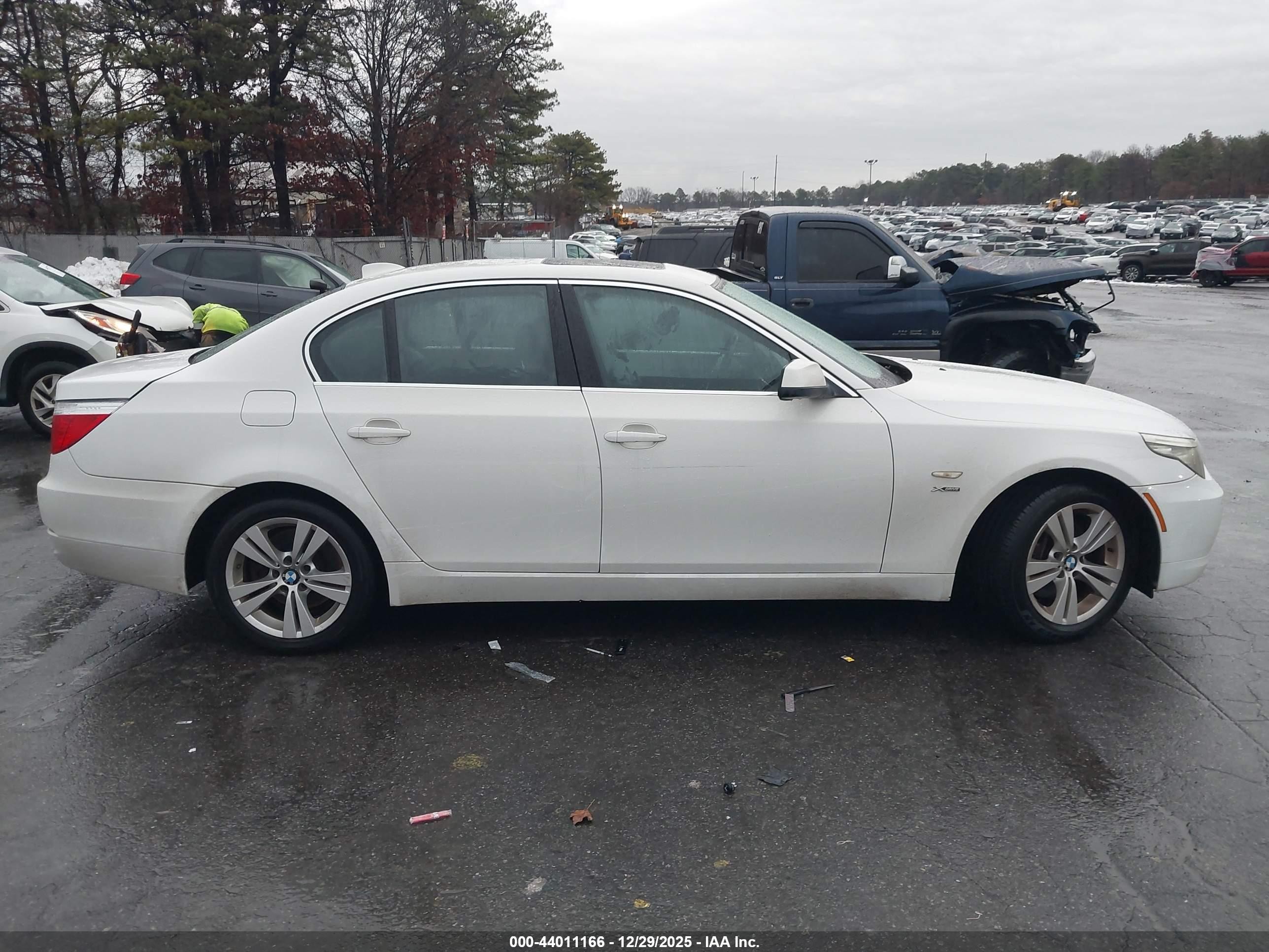 2010 Bmw 528i Xdrive White vin: WBANV1C5XAC388517