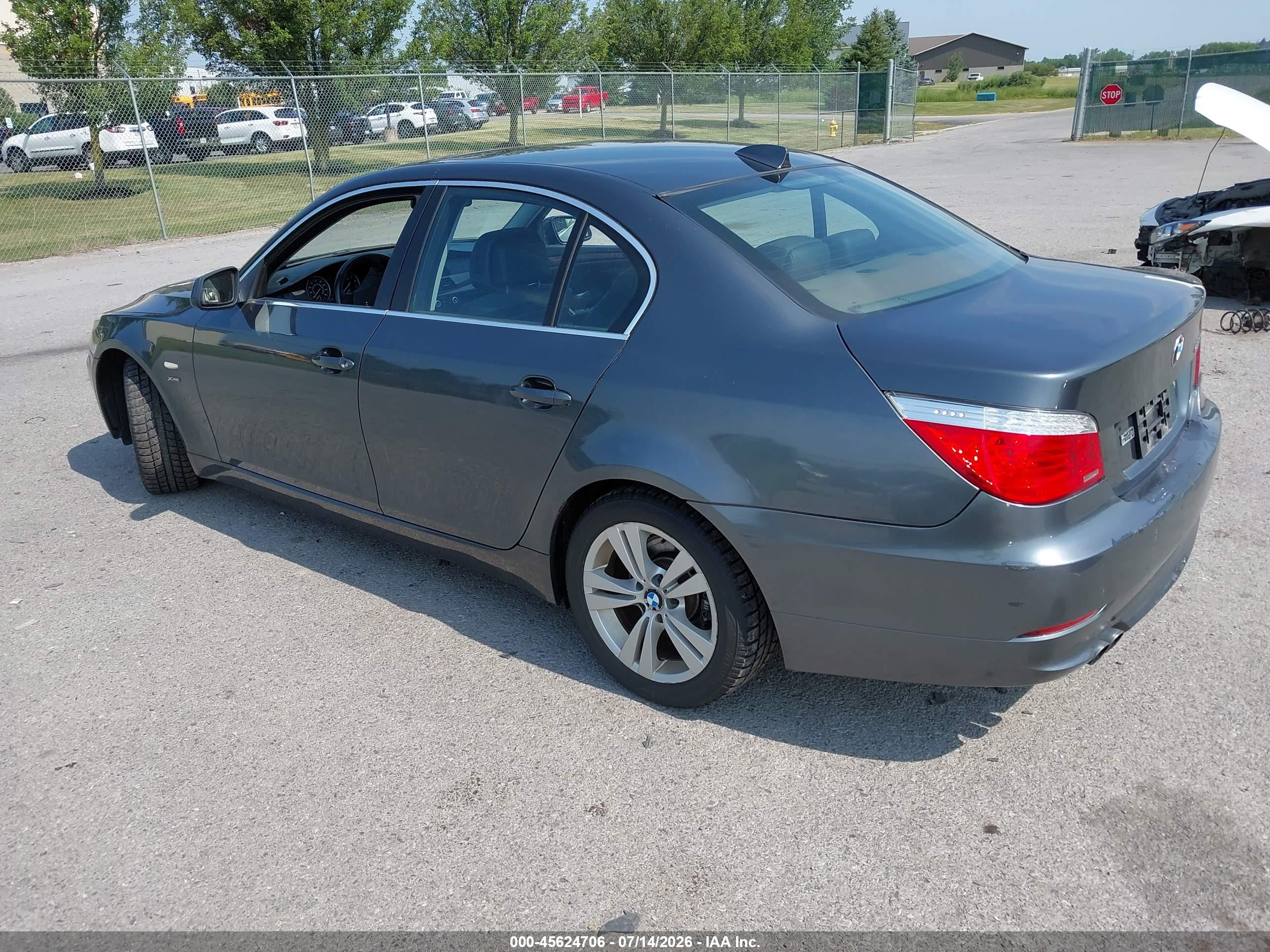 2010 Bmw 528i Xdrive Серый vin: WBANV1C5XAC445153