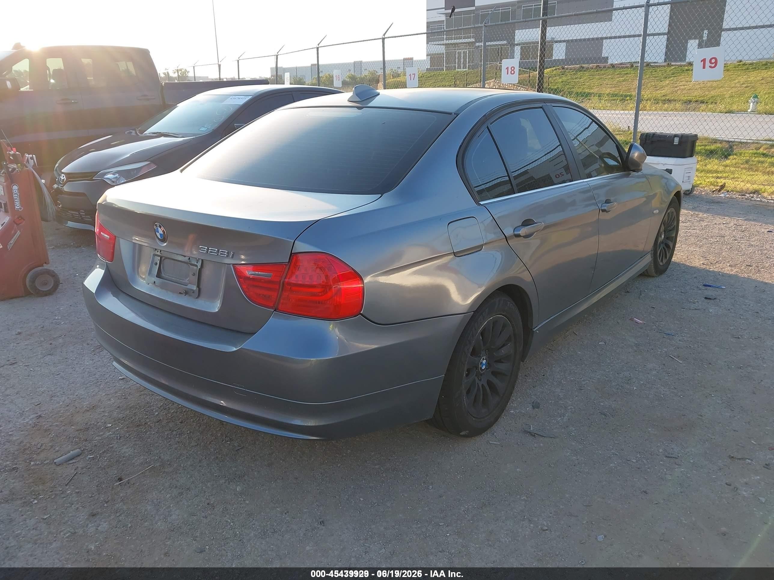 2009 Bmw 328i   Silver vin: WBAPH57549NL79068