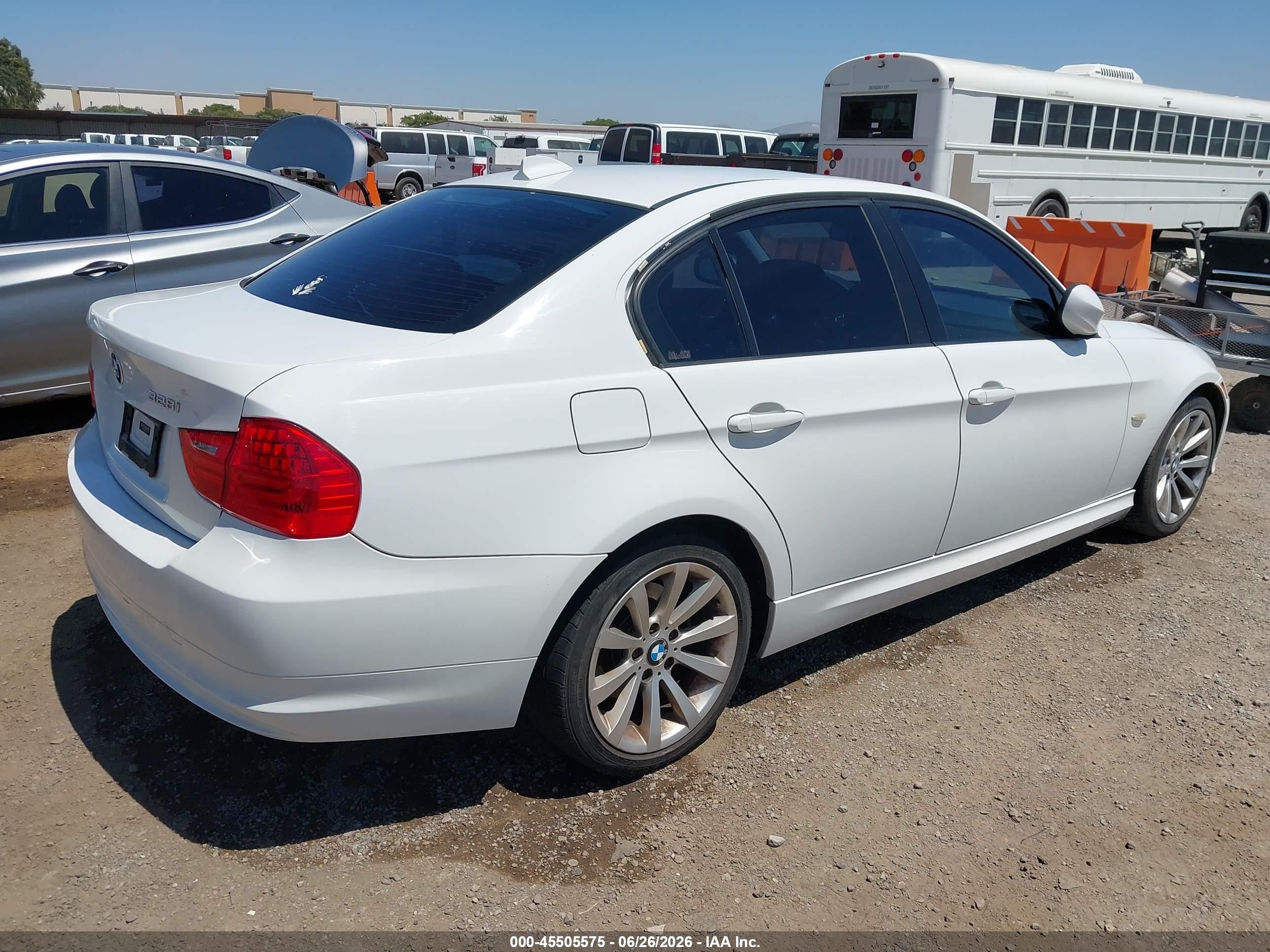 2011 Bmw 328i   Белый vin: WBAPH5C50BF093949