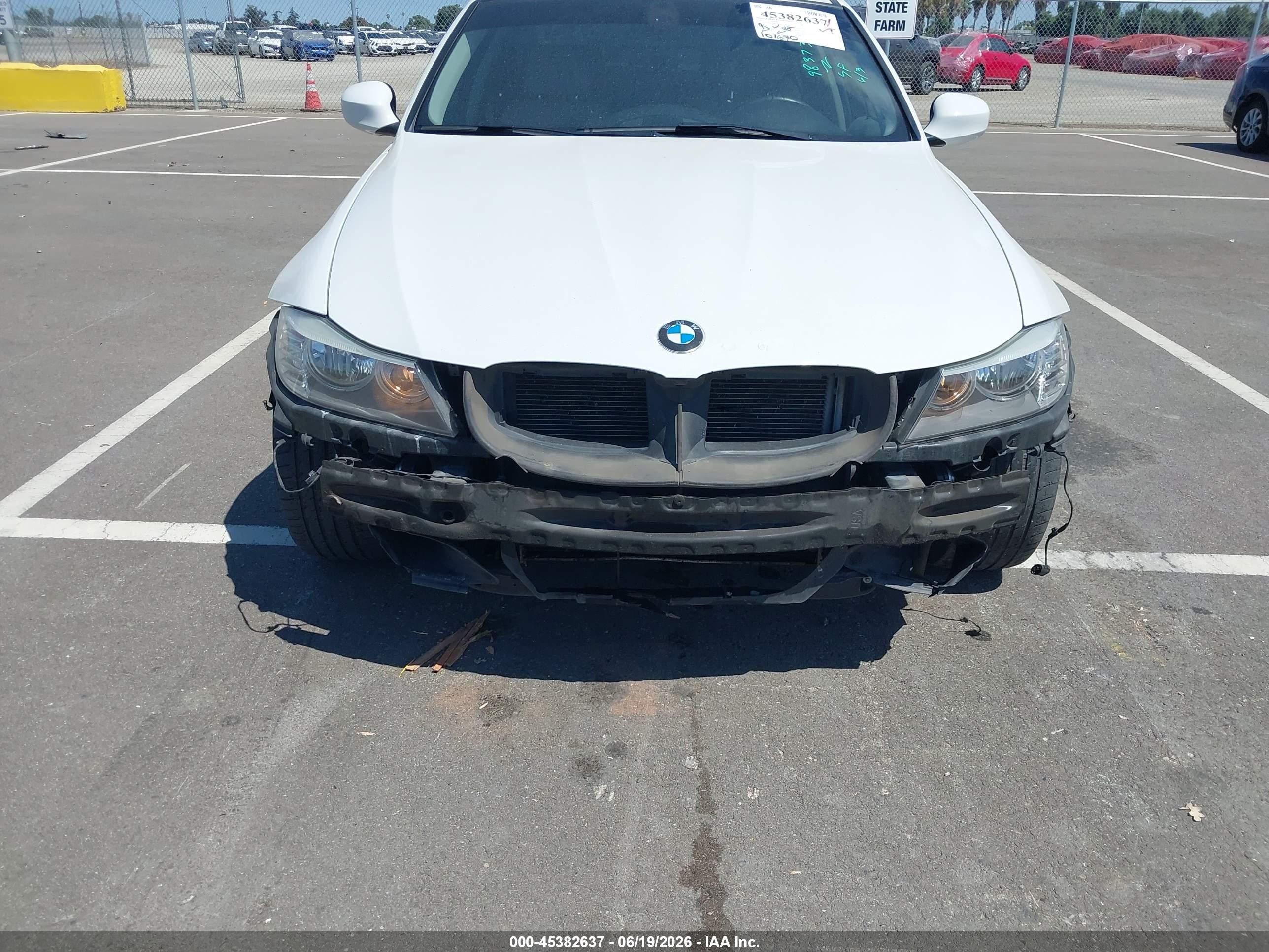 2011 Bmw 328i   Белый vin: WBAPH5C58BF093116