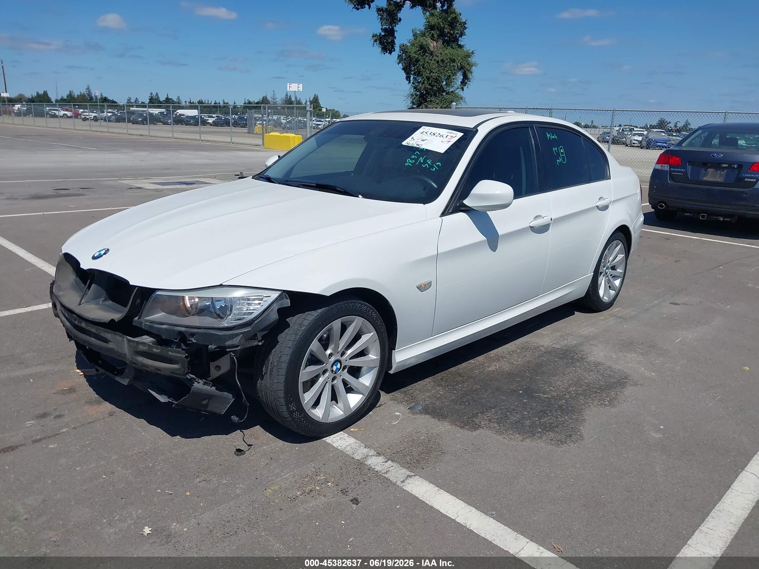 2011 Bmw 328i   Белый vin: WBAPH5C58BF093116