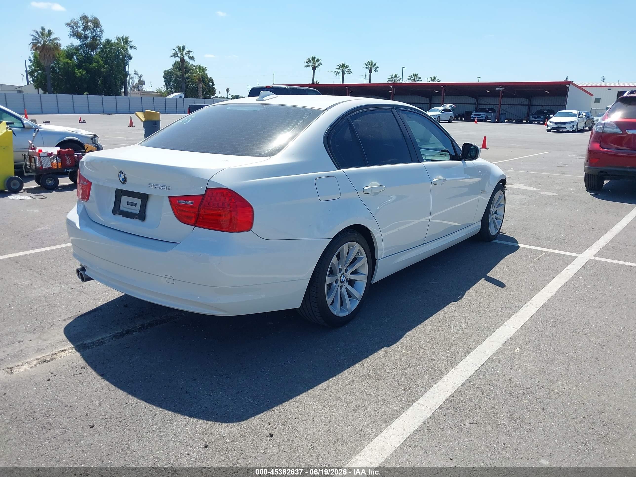 2011 Bmw 328i   Белый vin: WBAPH5C58BF093116