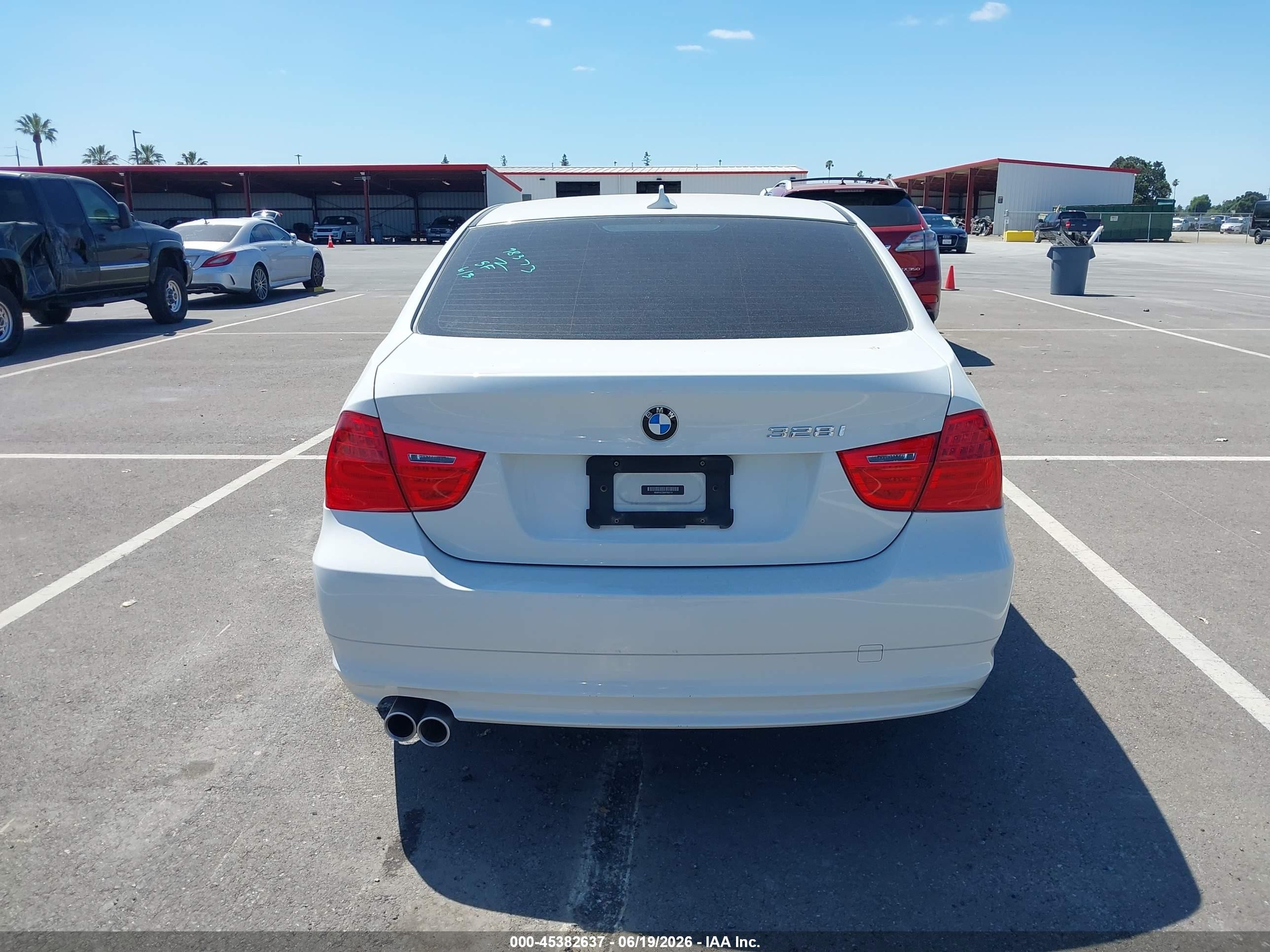 2011 Bmw 328i   Белый vin: WBAPH5C58BF093116