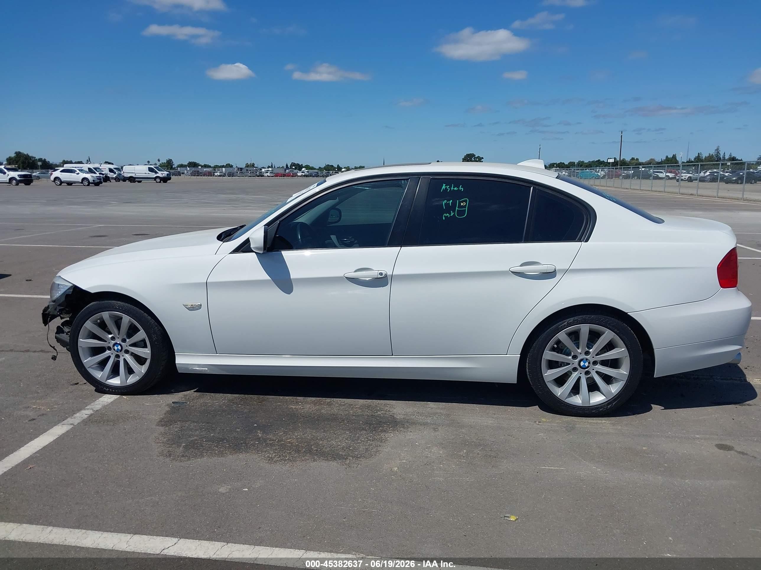 2011 Bmw 328i   Белый vin: WBAPH5C58BF093116