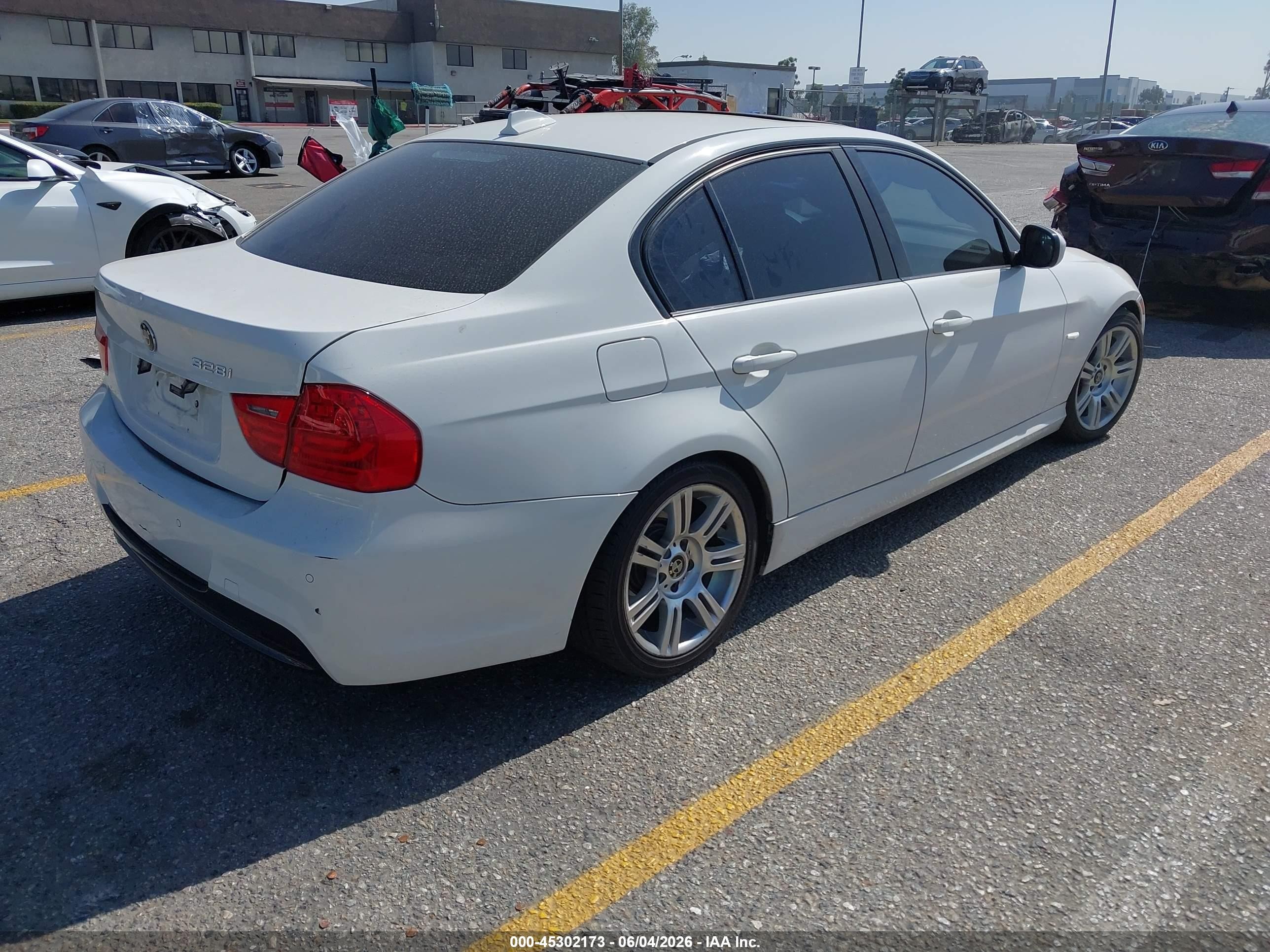 2011 Bmw 328i   White vin: WBAPH5C58BF093276