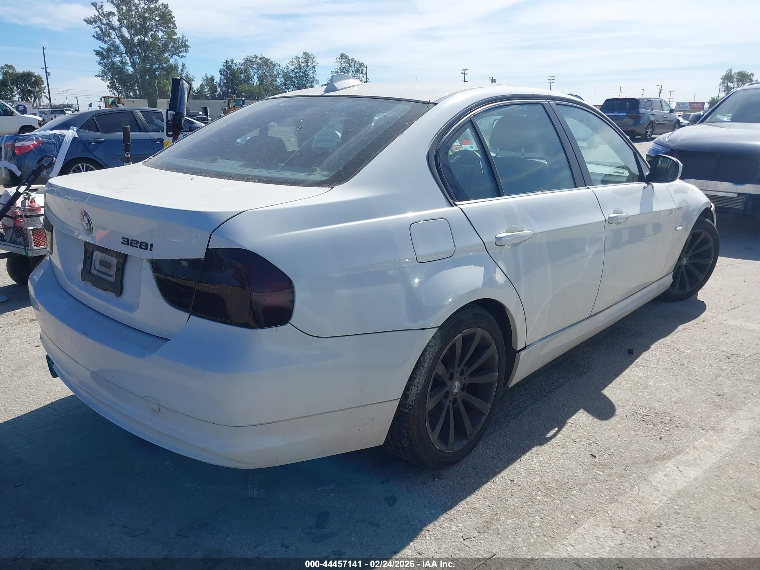 2011 Bmw 328i   White vin: WBAPH5G52BNM76484