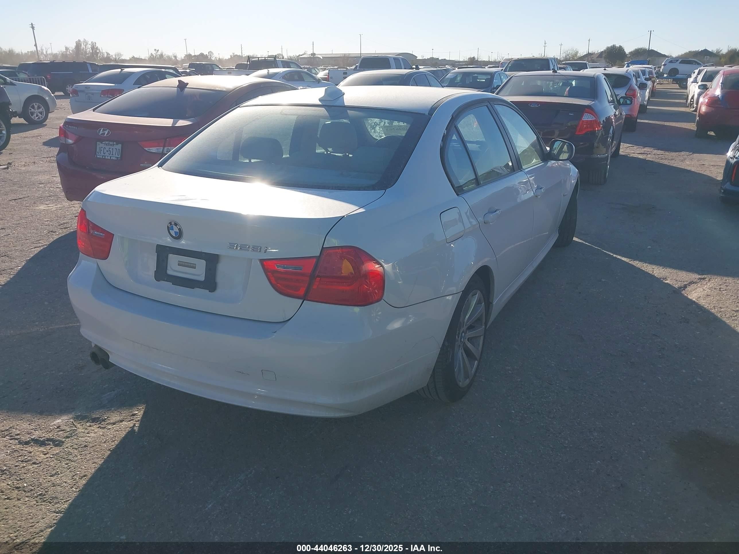 2011 Bmw 328i   White vin: WBAPH7C51BE675009
