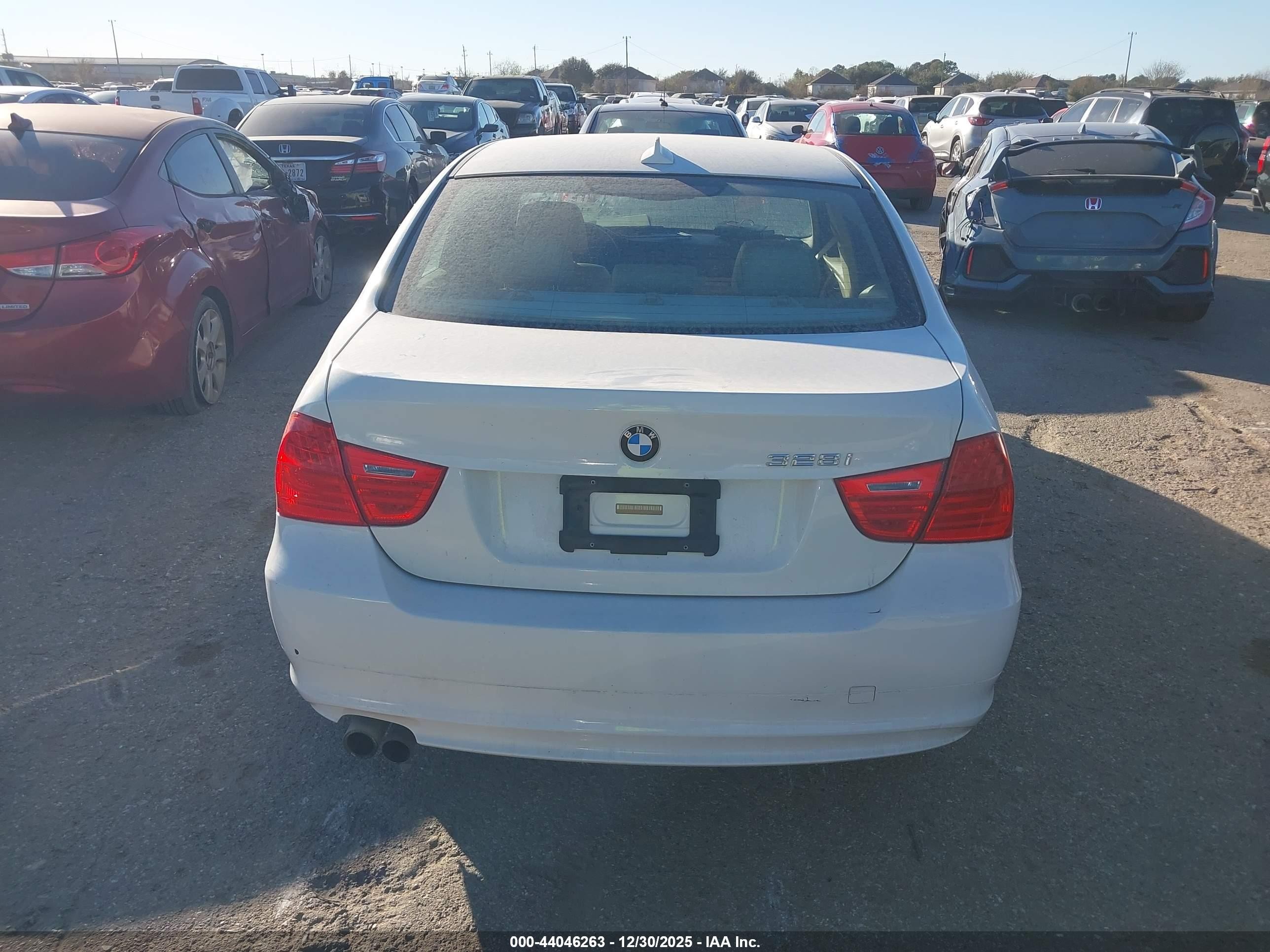 2011 Bmw 328i   White vin: WBAPH7C51BE675009