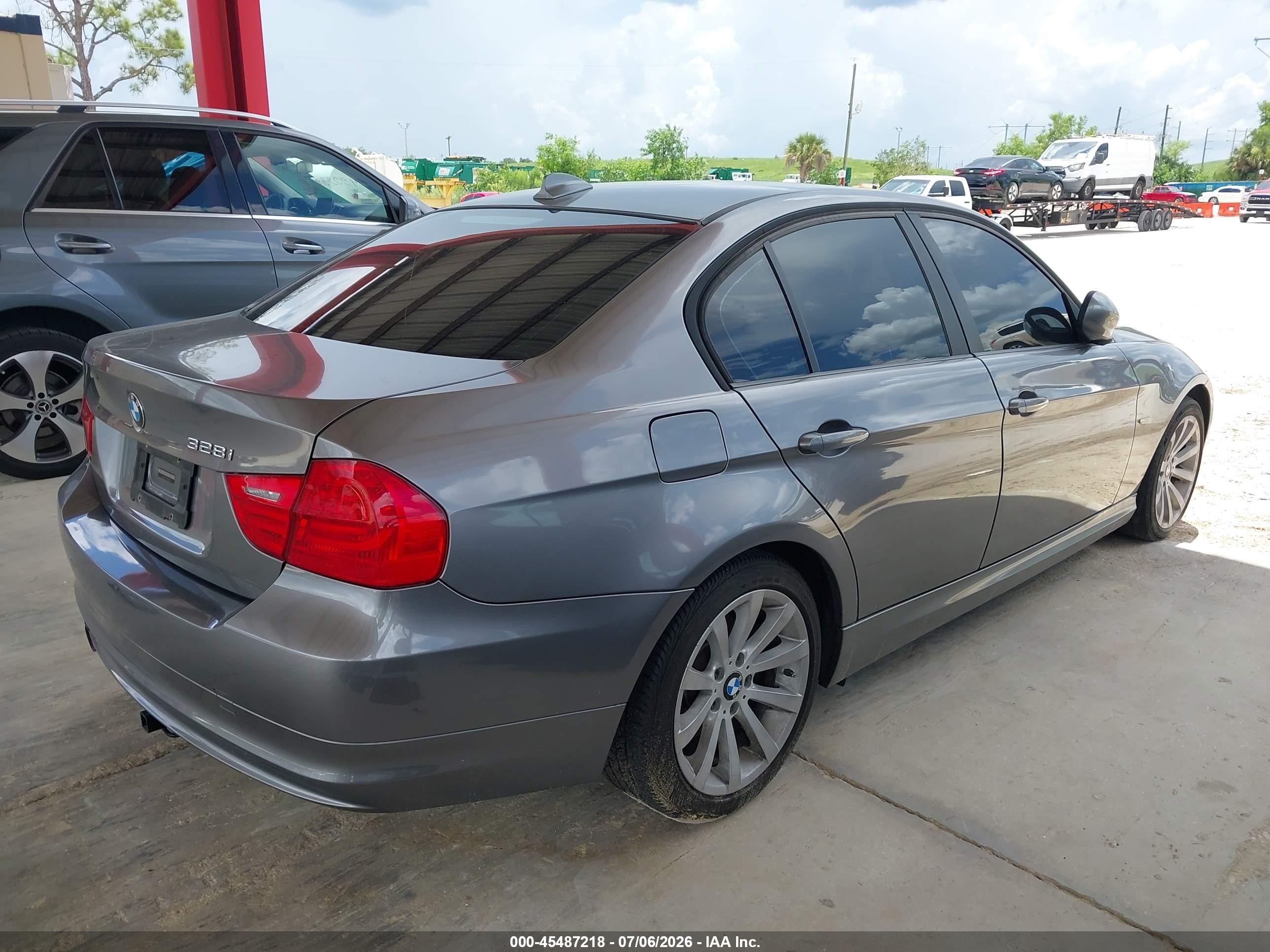2011 Bmw 328i   Silver vin: WBAPH7C52BE680381
