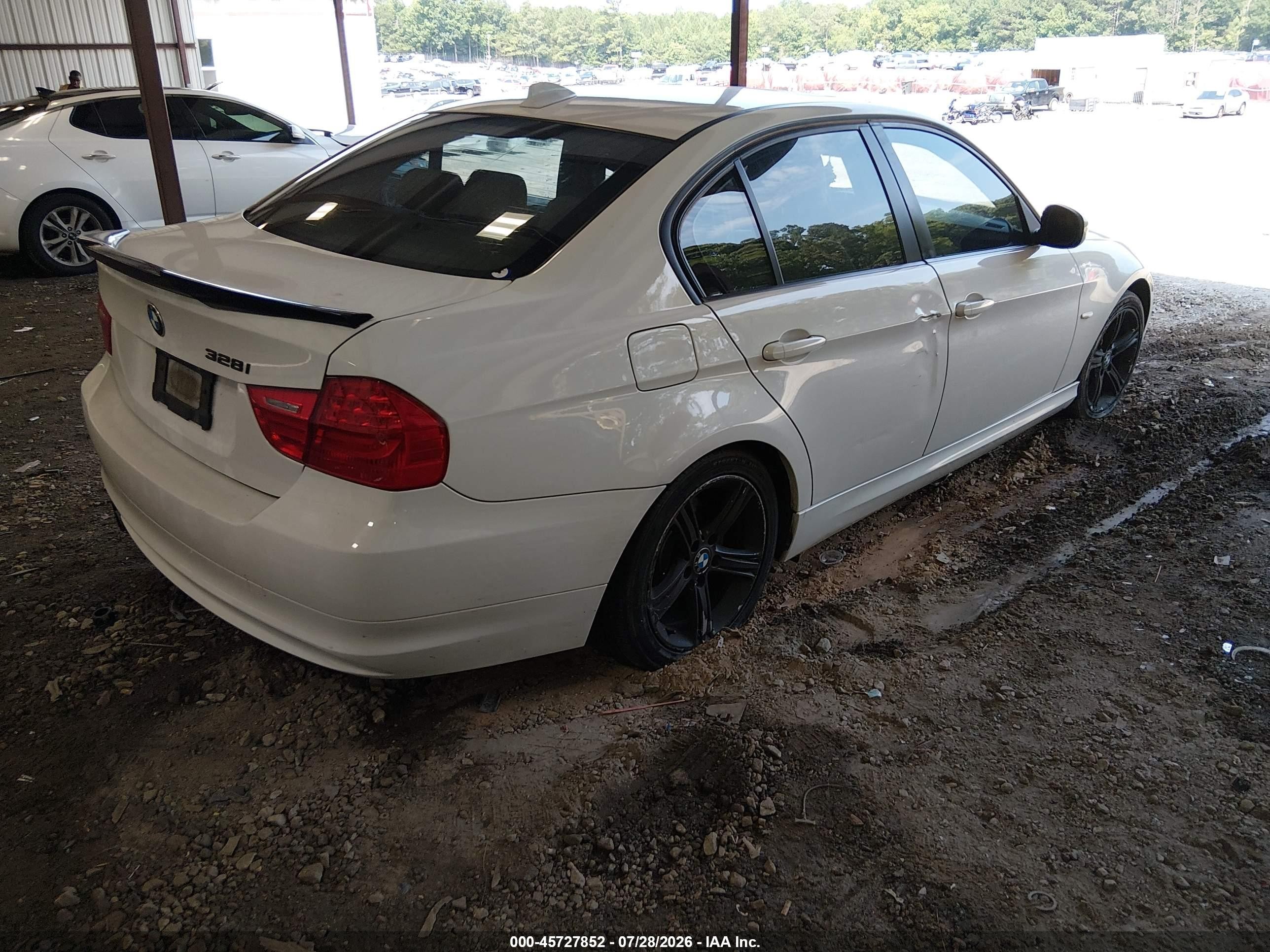 2011 Bmw 328i   Белый vin: WBAPH7C55BE851737