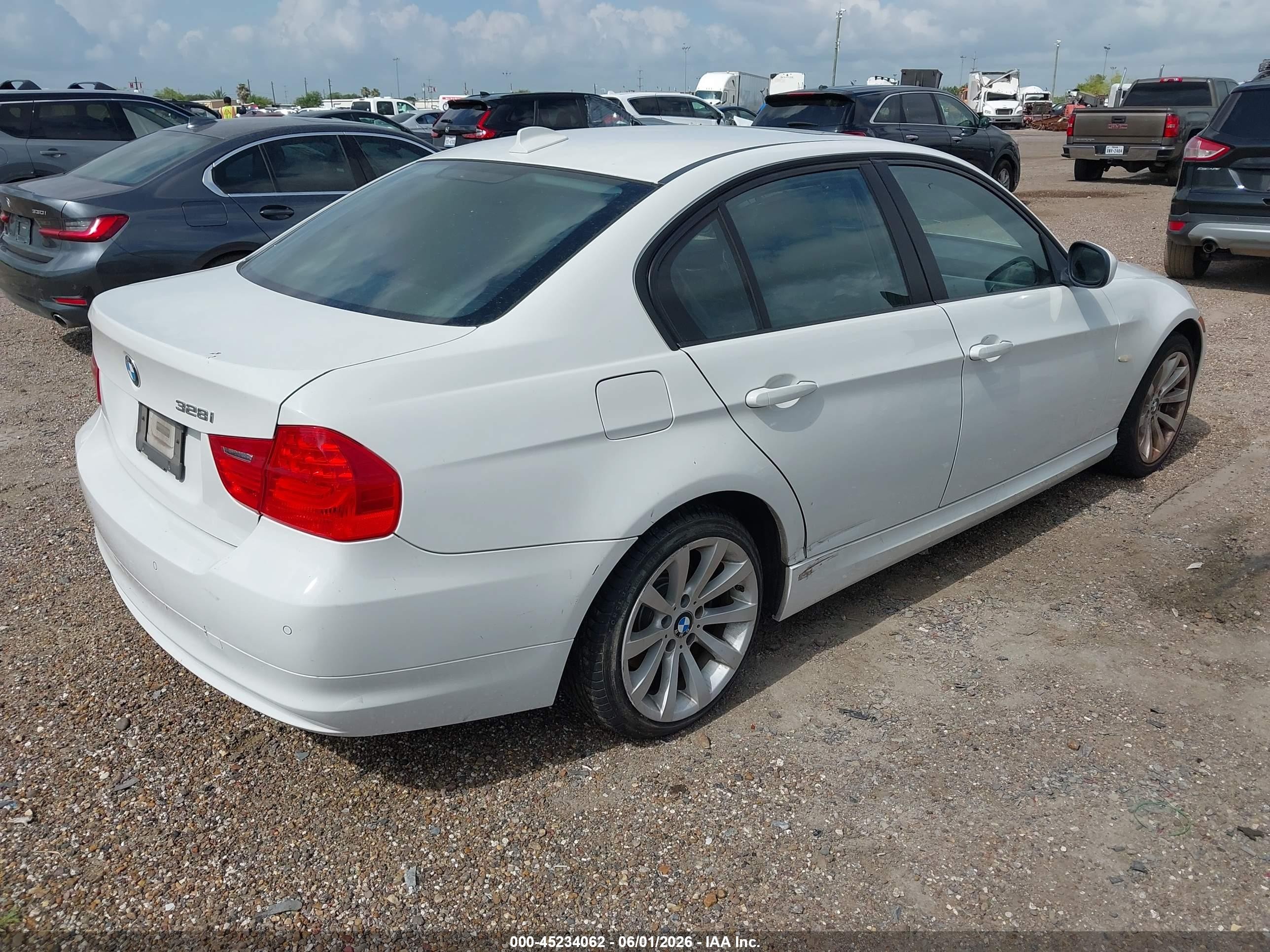 2011 Bmw 328i   White vin: WBAPH7C58BE461991