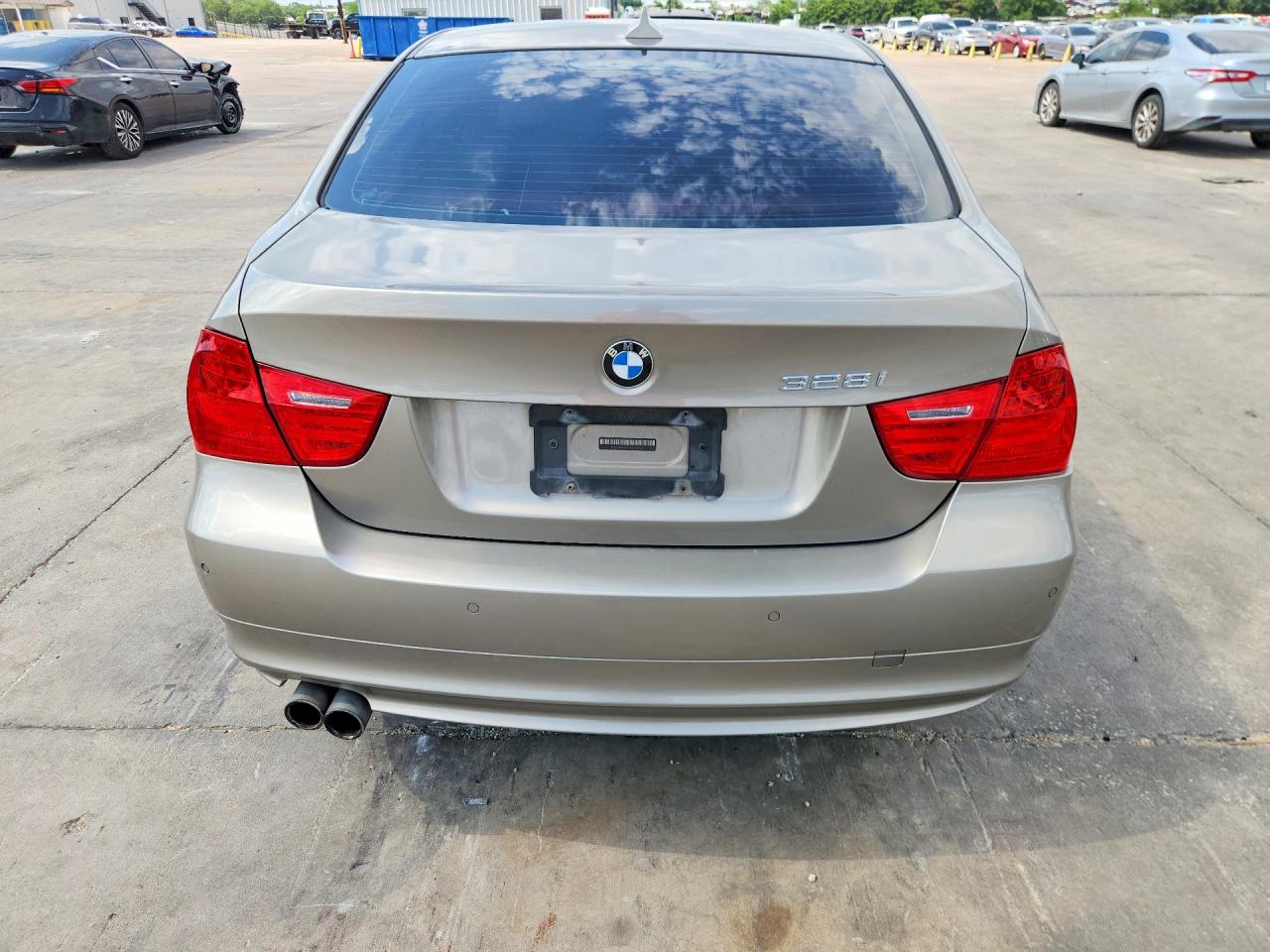 2011 Bmw 3 Series 328i Коричневый vin: WBAPH7G51BNM58375