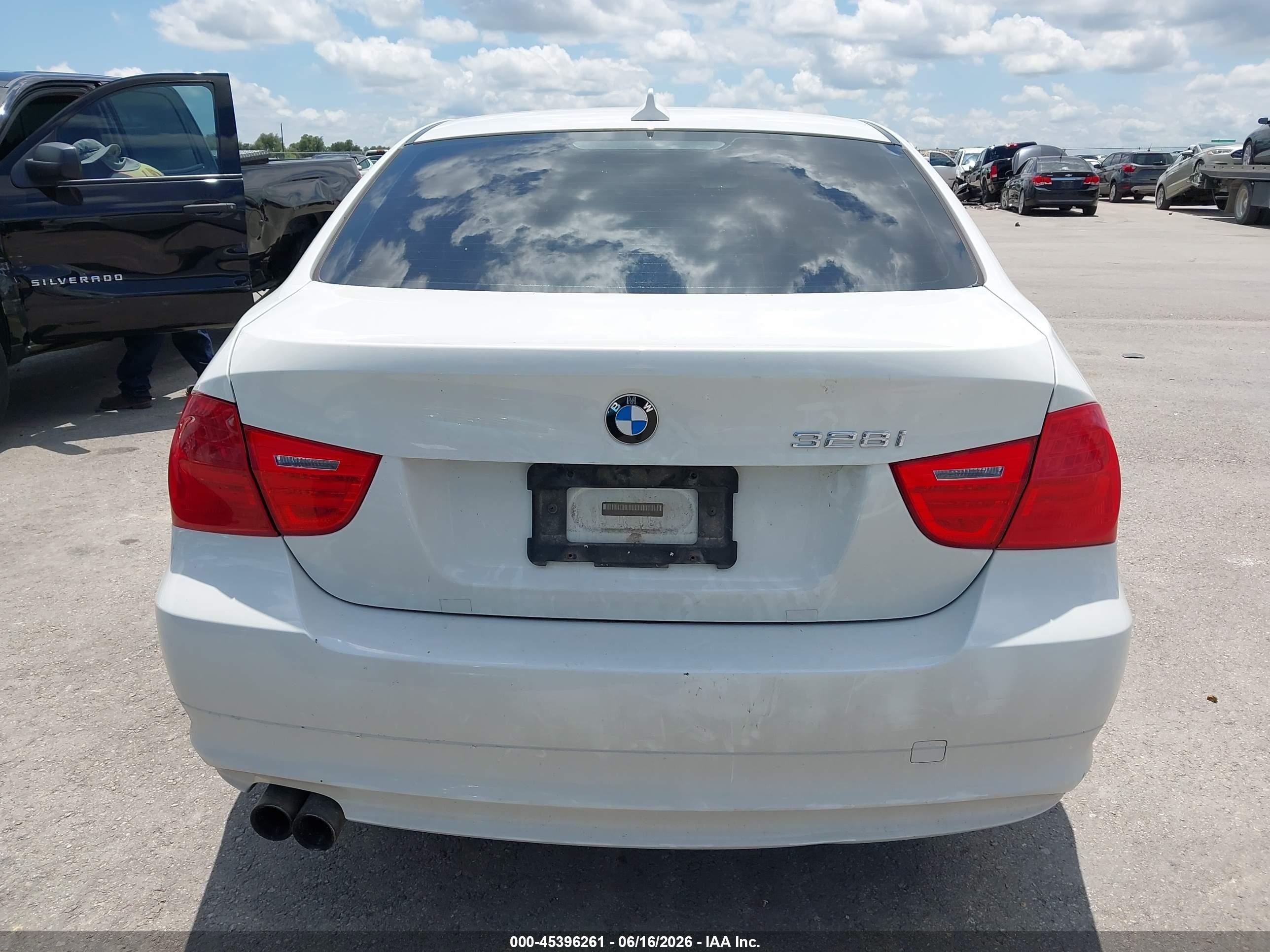 2011 Bmw 328i   White vin: WBAPH7G58BNM58714