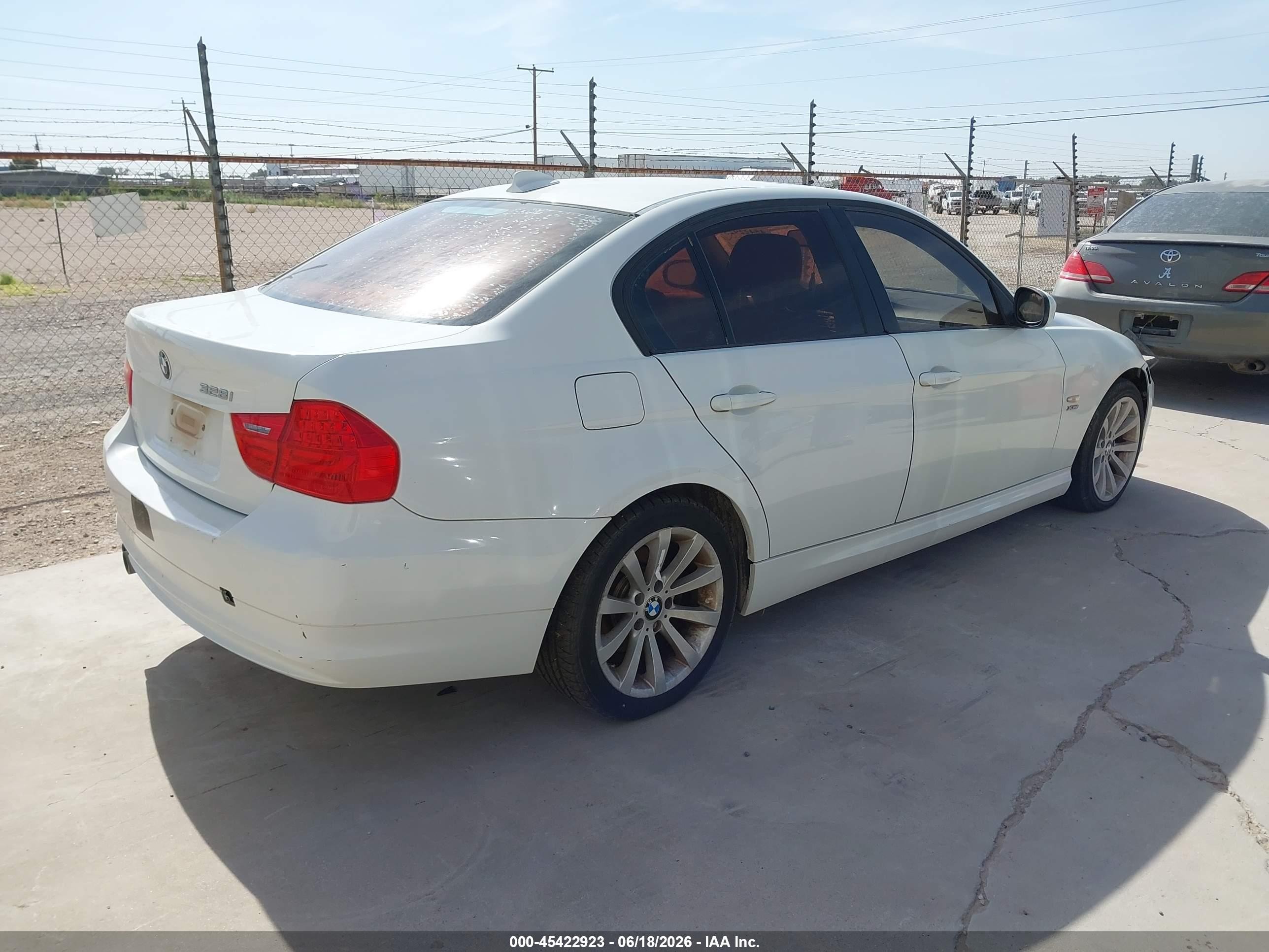 2011 Bmw 328i Xdrive White vin: WBAPK5C50BF126742
