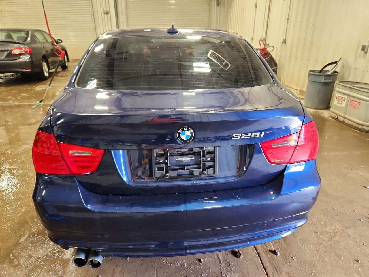 2011 Bmw 328 Xi Blue vin: WBAPK7C58BA772118
