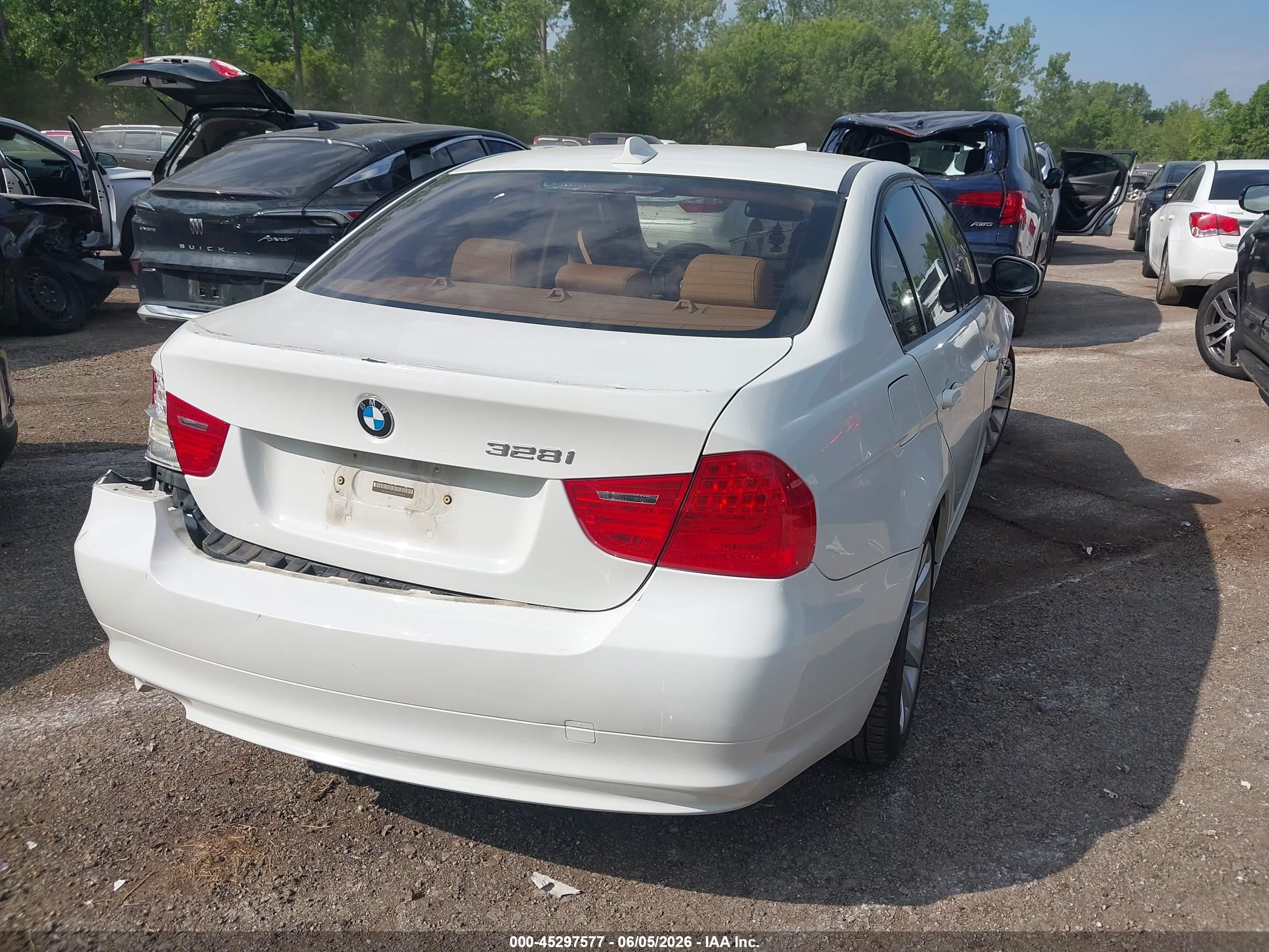 2011 Bmw 328i Xdrive White vin: WBAPK7G57BNN78683