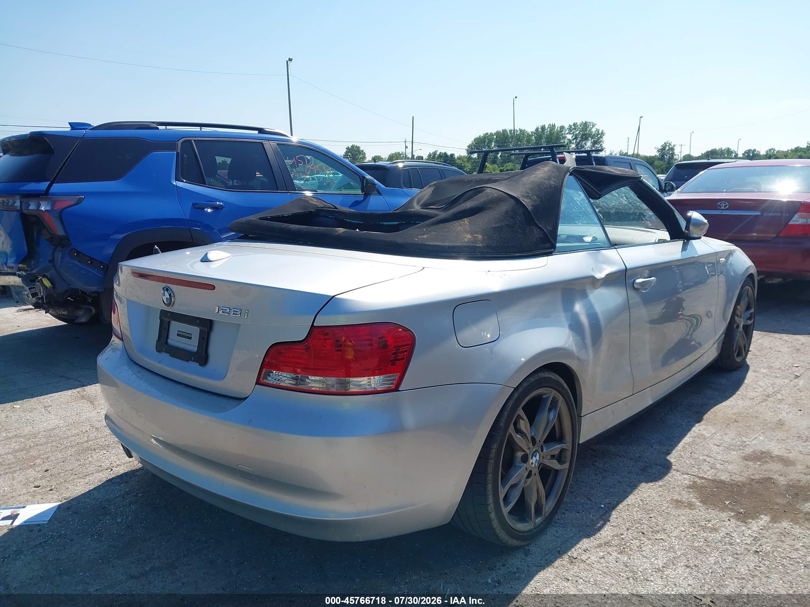 2008 Bmw 128i   Серебряный vin: WBAUL73548VE86139