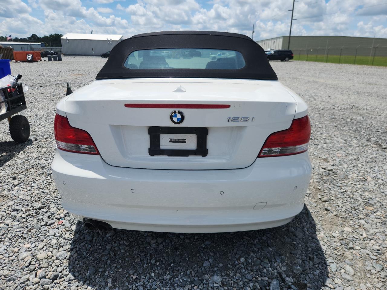 2009 Bmw 128 I Белый vin: WBAUL73559VJ75530 Damage: Rear Bumper, Heavy Scratch, 1/8 To 1/2 Inch