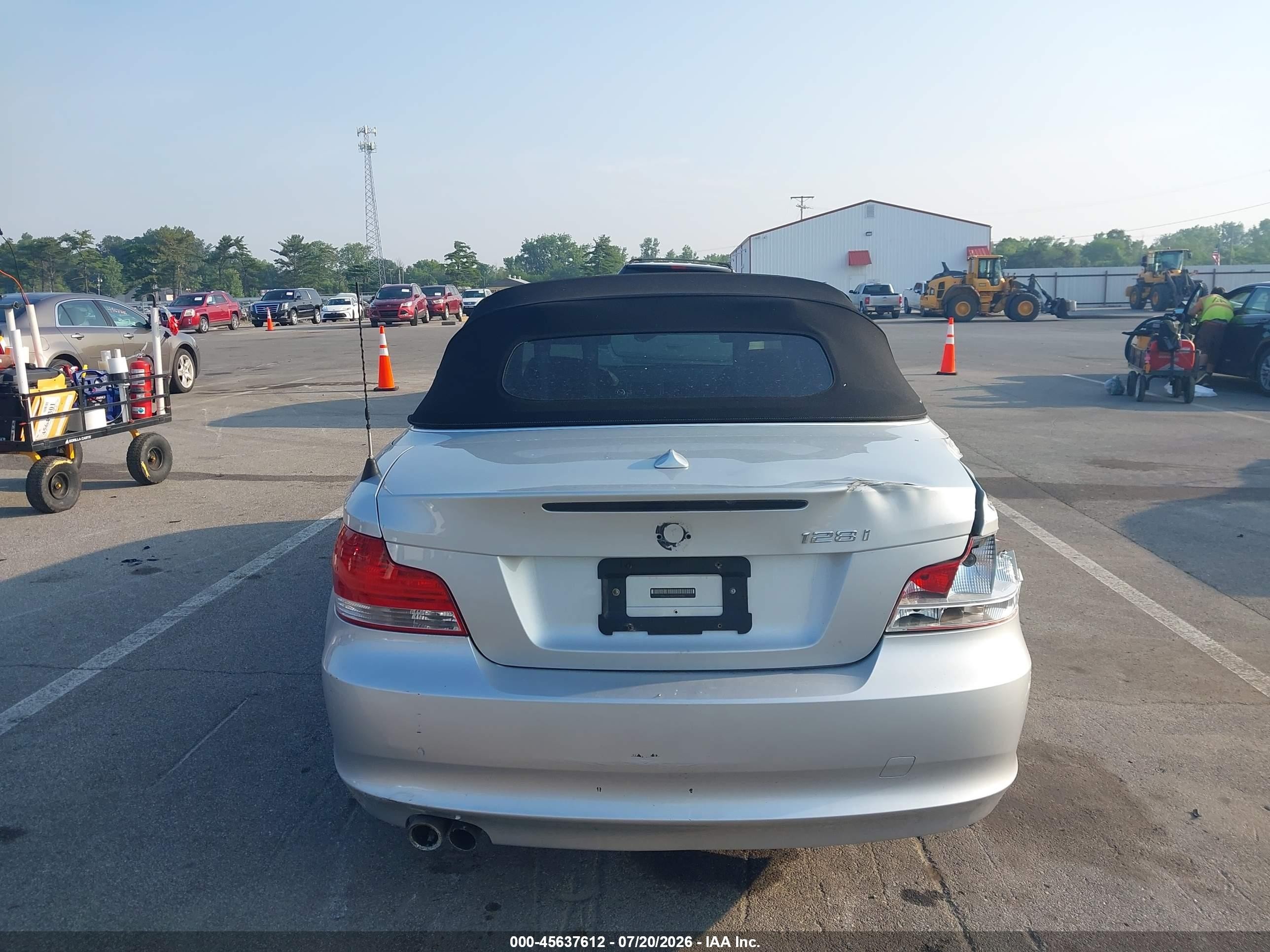 2009 Bmw 128i   Серебряный vin: WBAUL73569VJ74984