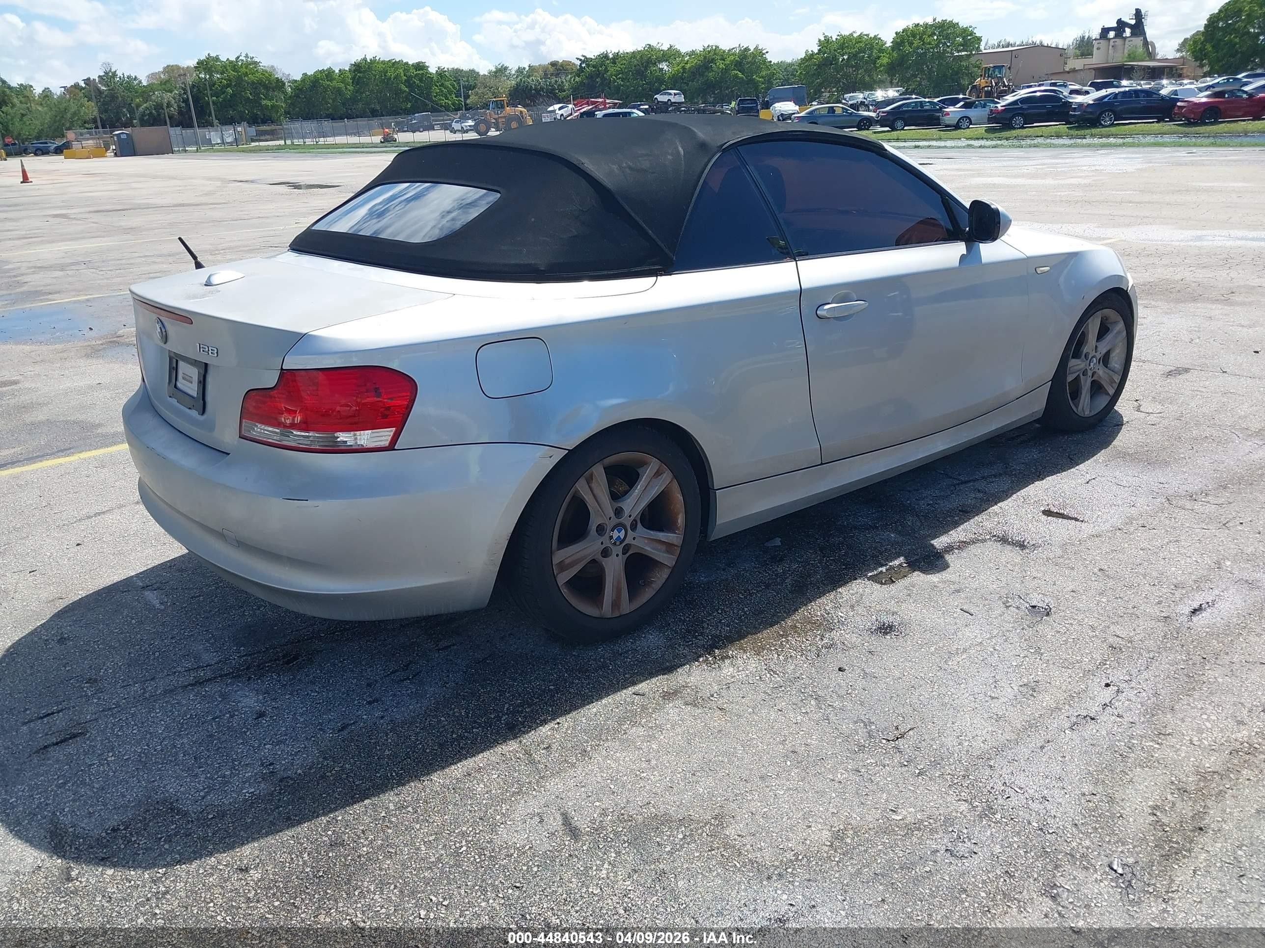 2011 Bmw 128i Silver vin: WBAUL7C50BVM78947