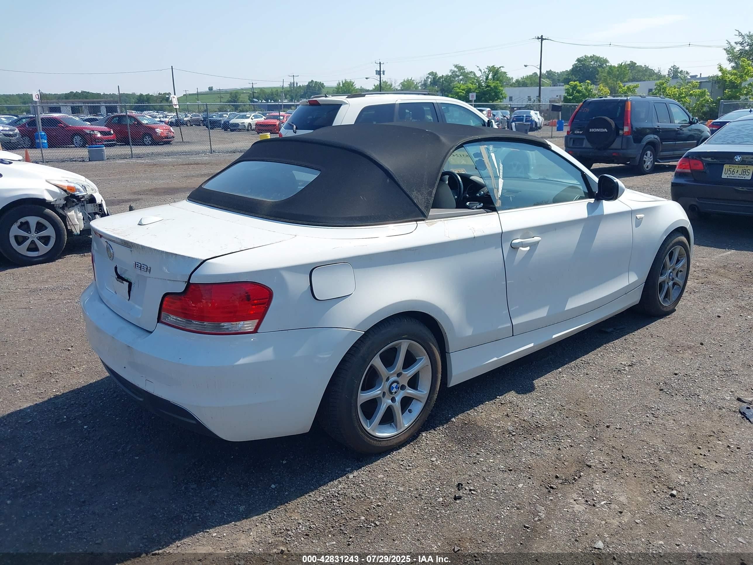 2010 Bmw 128i   White vin: WBAUL7C57AVJ78000