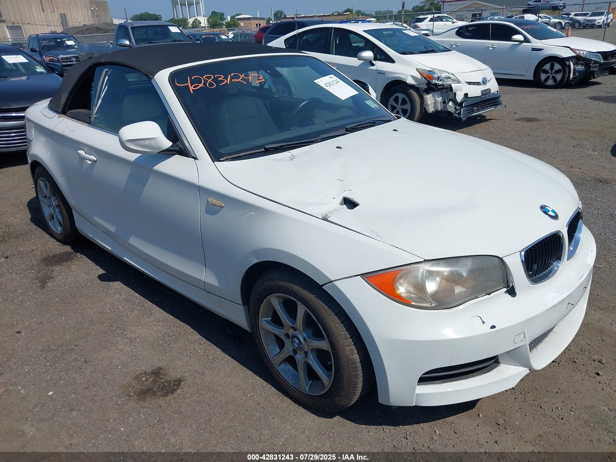 2010 Bmw 128i   White vin: WBAUL7C57AVJ78000