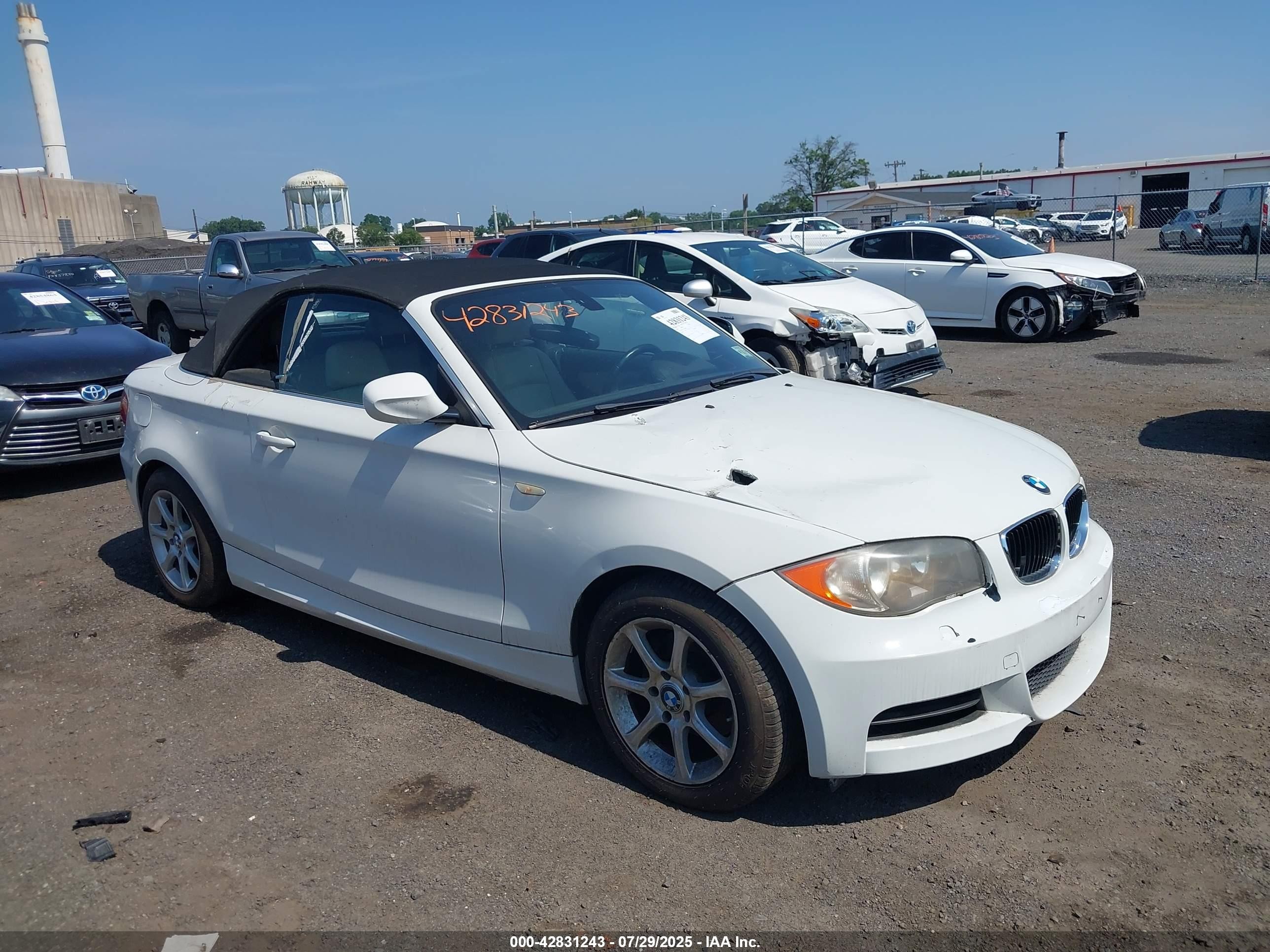 2010 Bmw 128i   White vin: WBAUL7C57AVJ78000