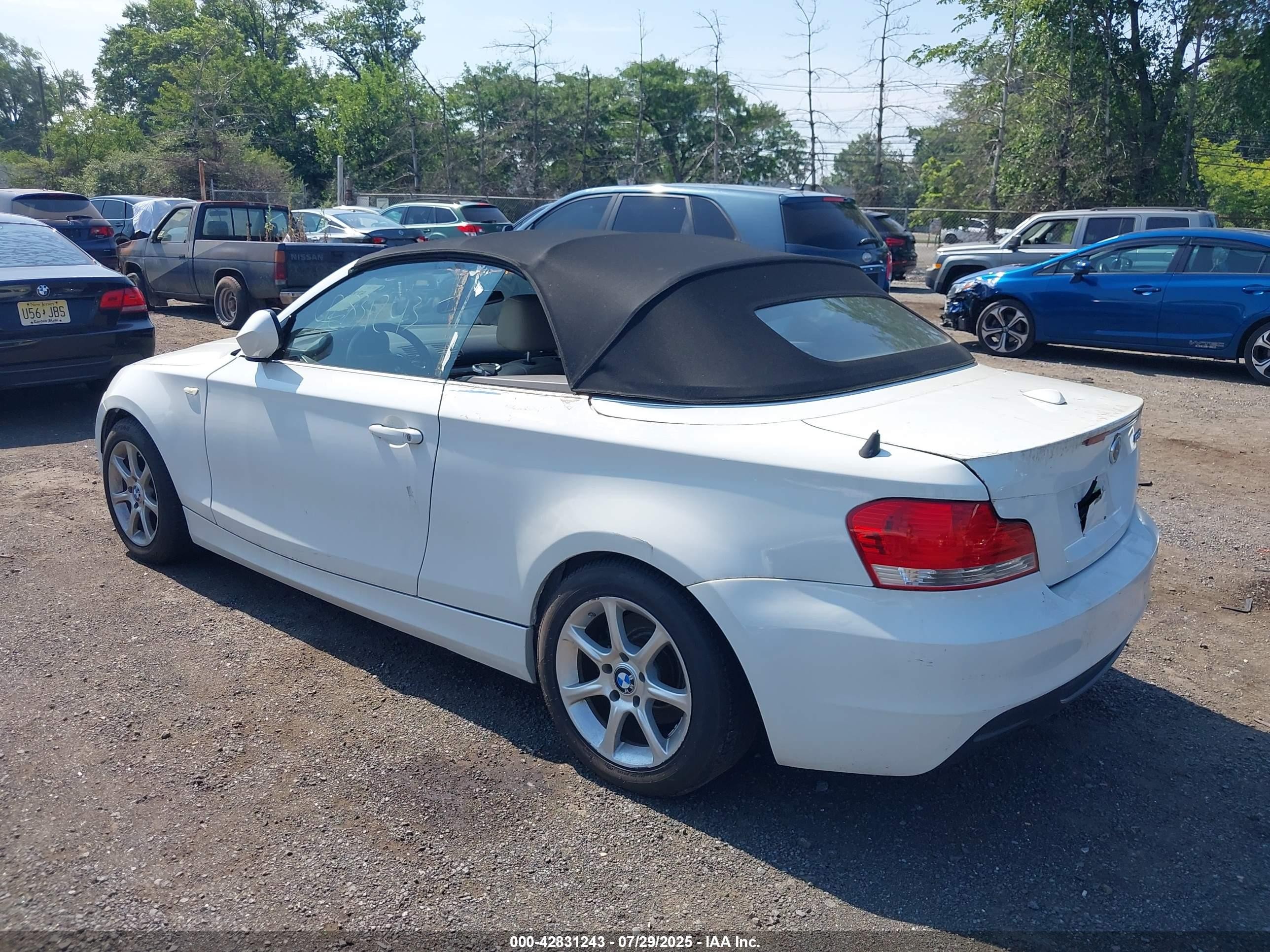 2010 Bmw 128i   White vin: WBAUL7C57AVJ78000