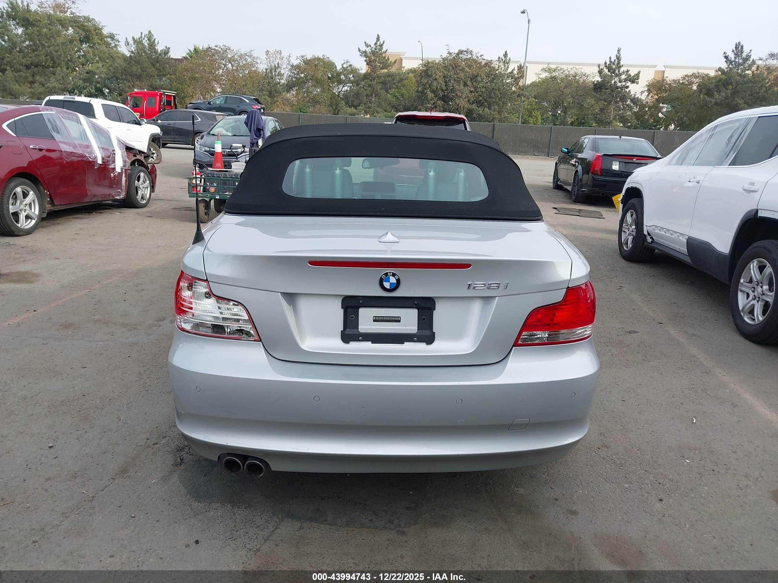 2010 Bmw 128i   Silver vin: WBAUN1C55AVH81988