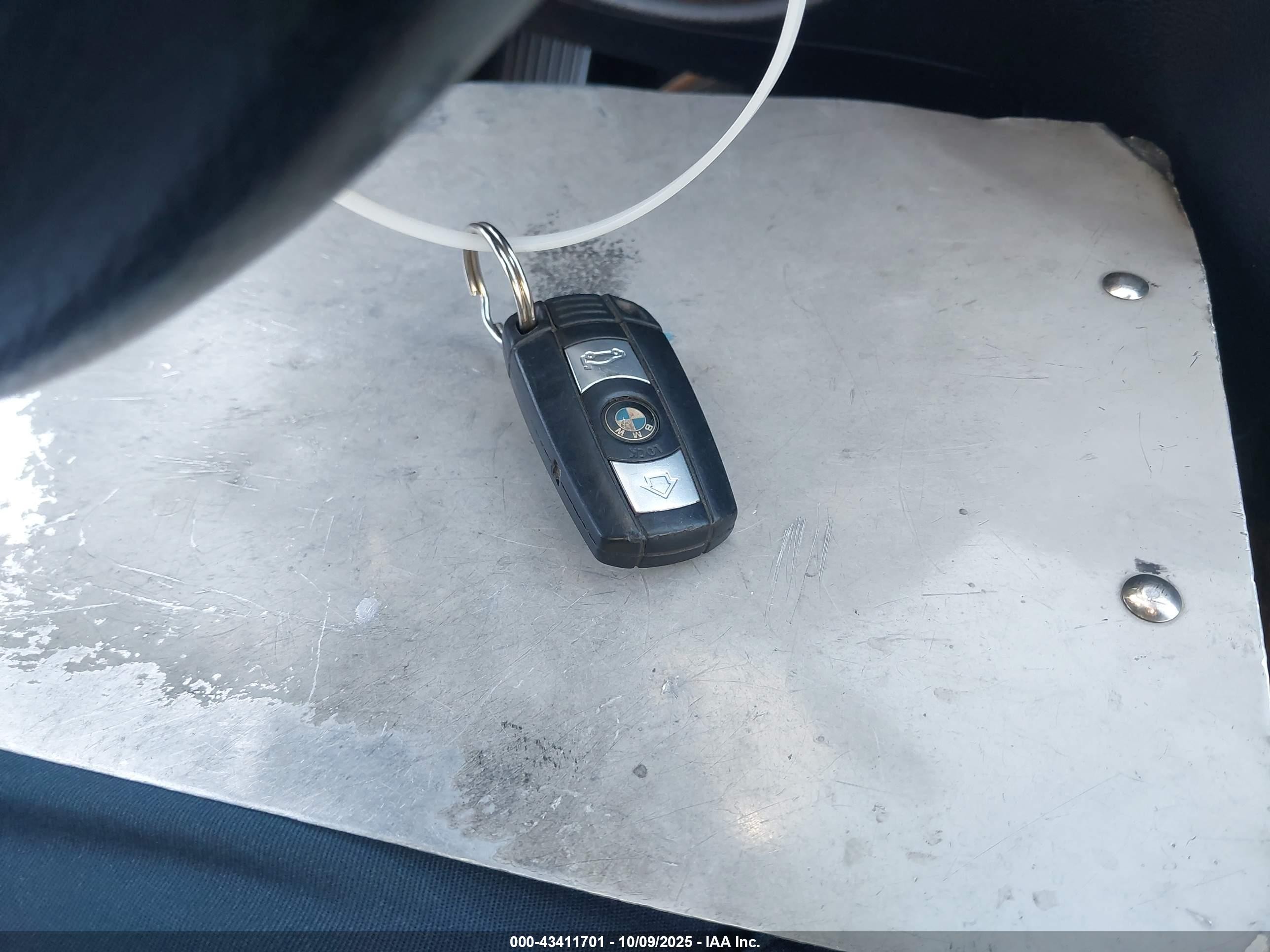 2011 Bmw 128i   Silver vin: WBAUN1C59BVH82966