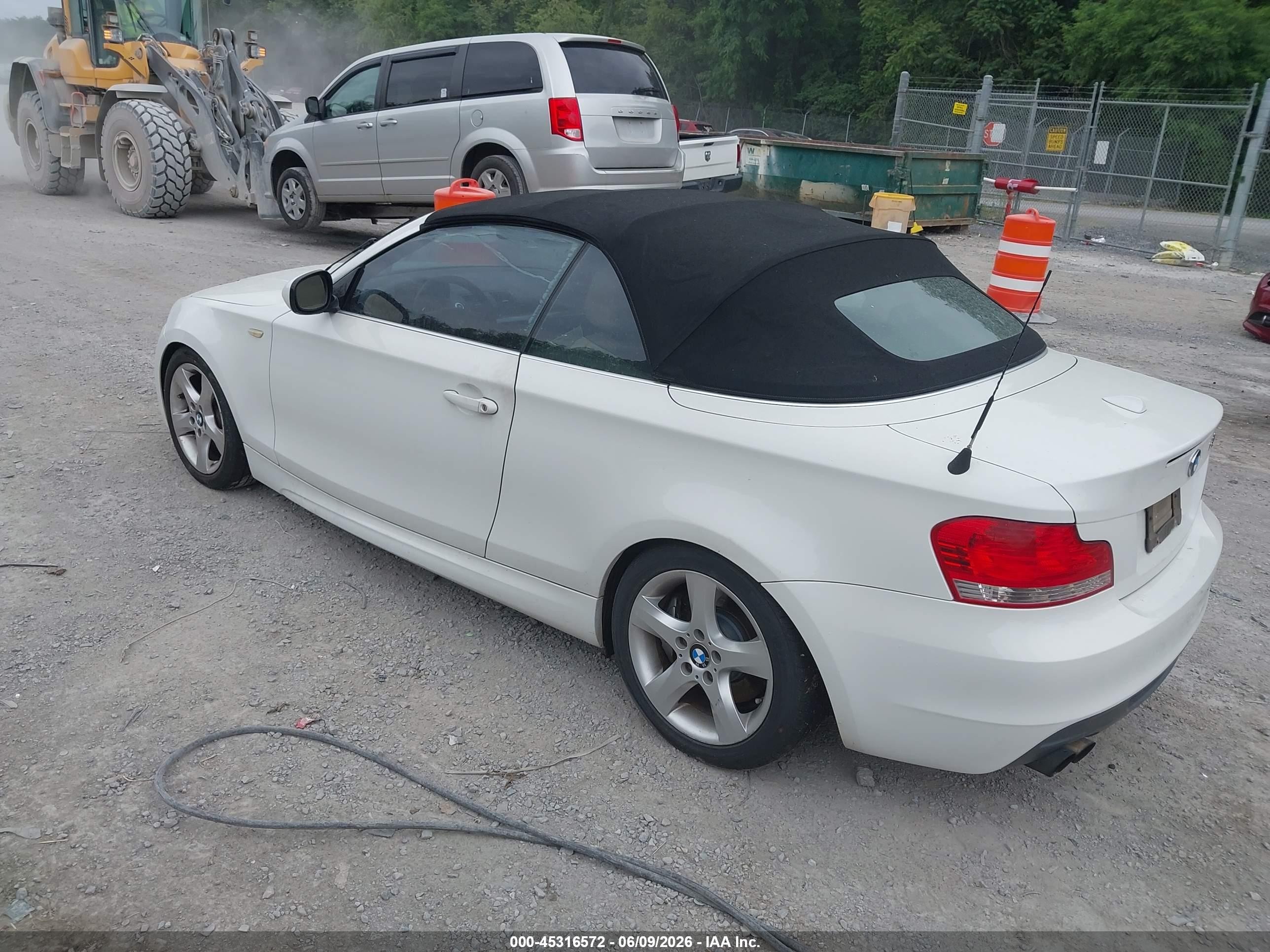 2011 Bmw 135i   White vin: WBAUN7C56BVM25499
