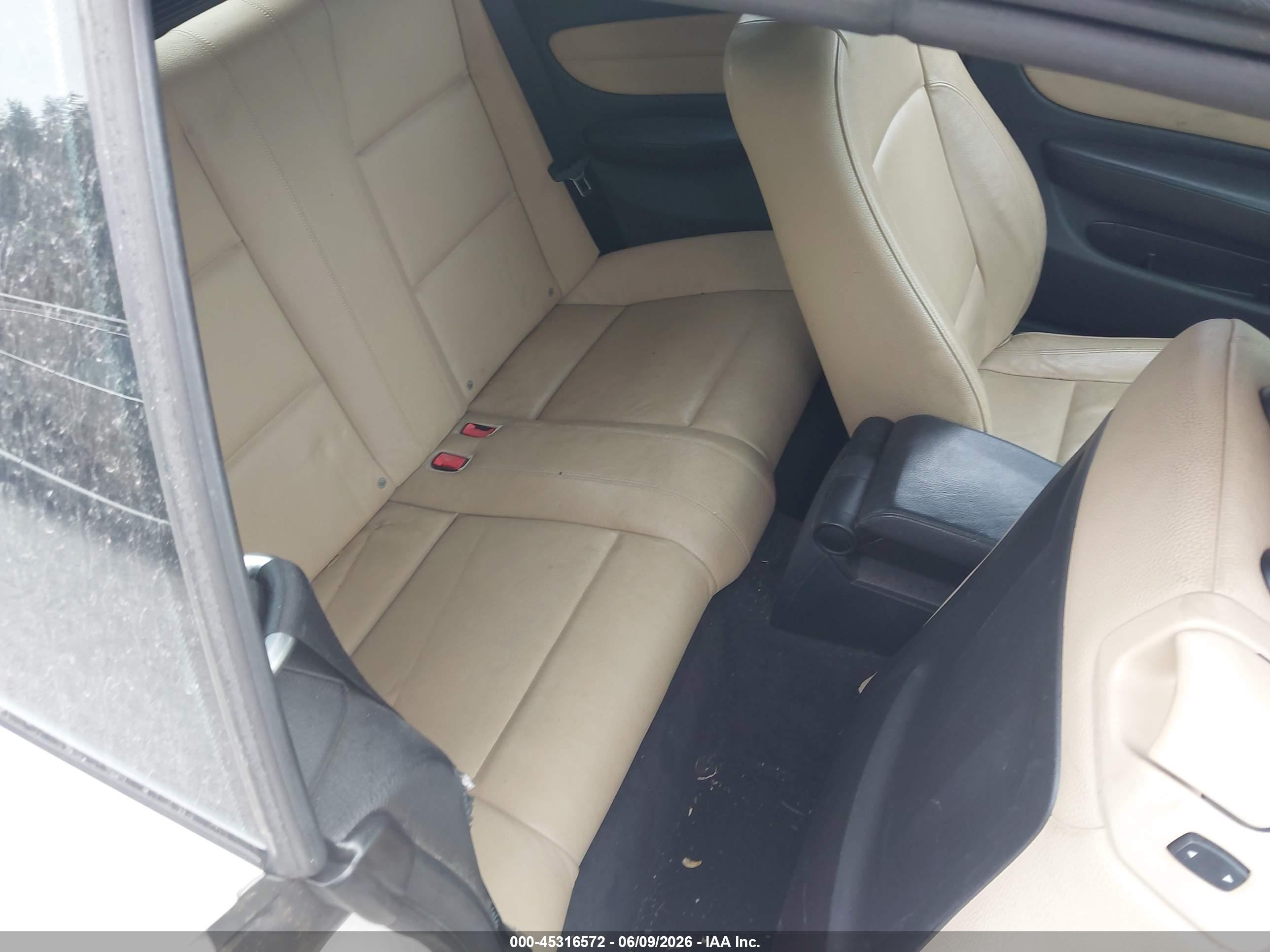 2011 Bmw 135i   White vin: WBAUN7C56BVM25499
