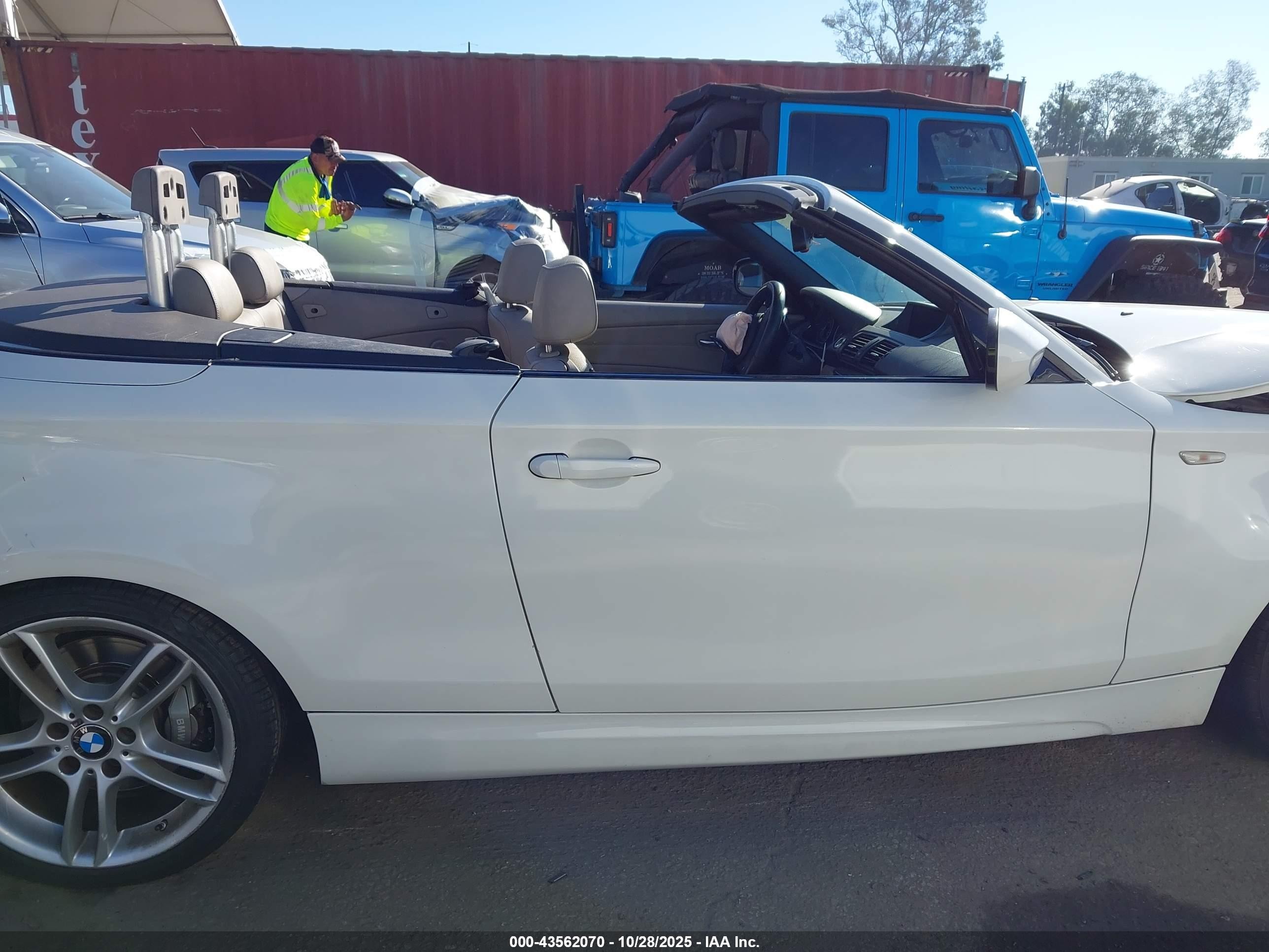 2011 Bmw 135i   White vin: WBAUN7C58BVM24760