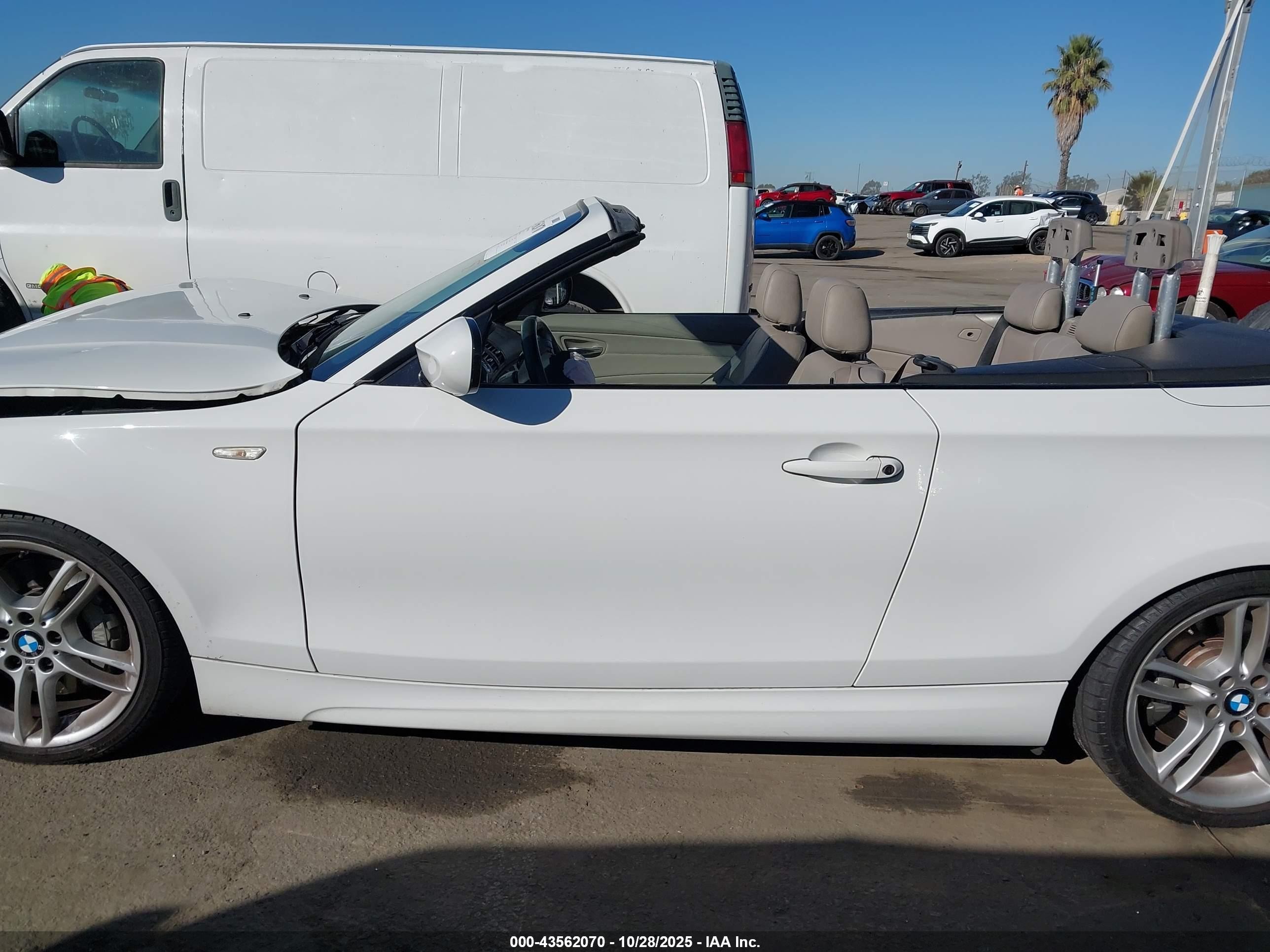 2011 Bmw 135i   White vin: WBAUN7C58BVM24760