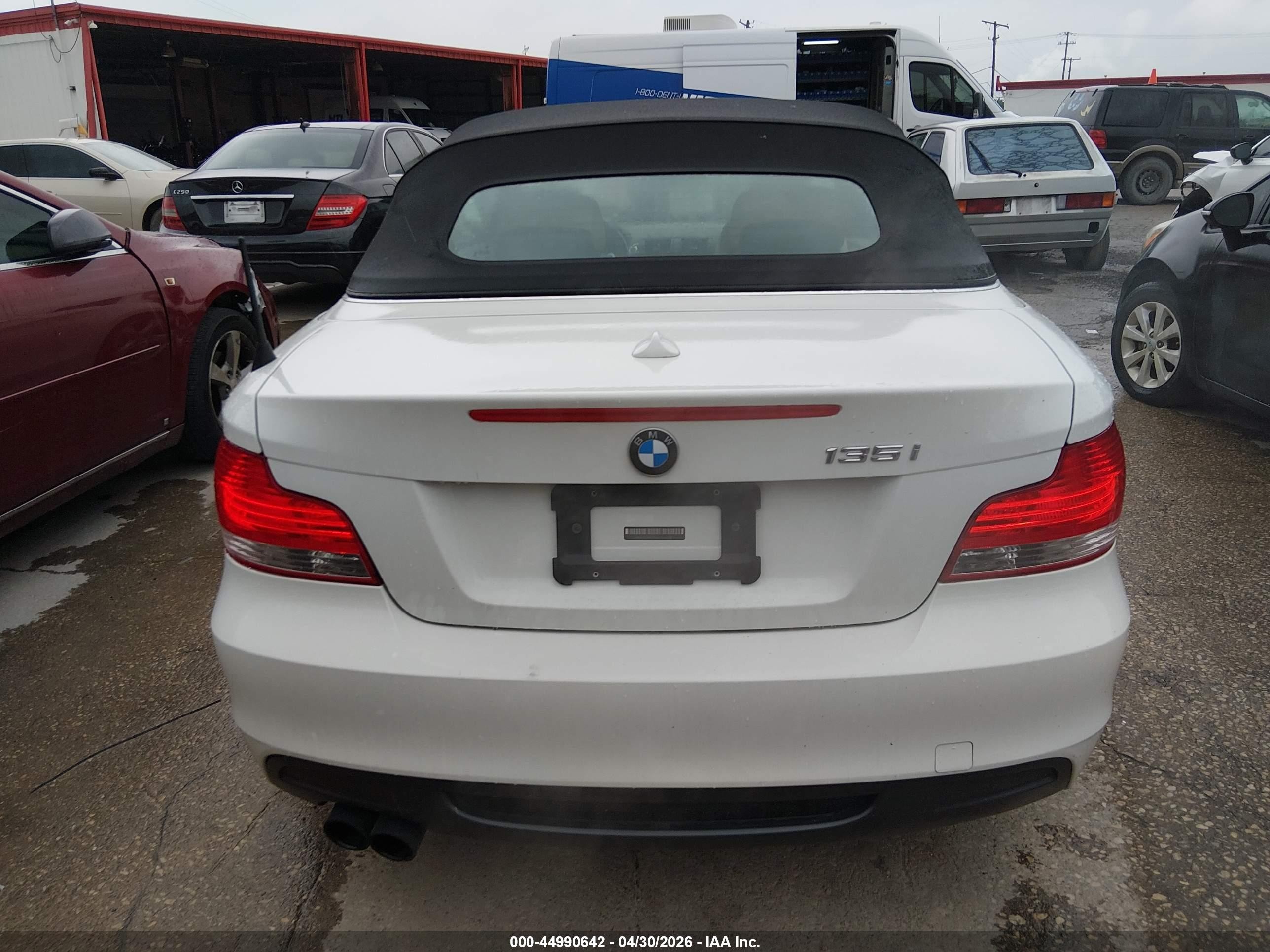 2011 Bmw 135i   White vin: WBAUN7C59BVM25500