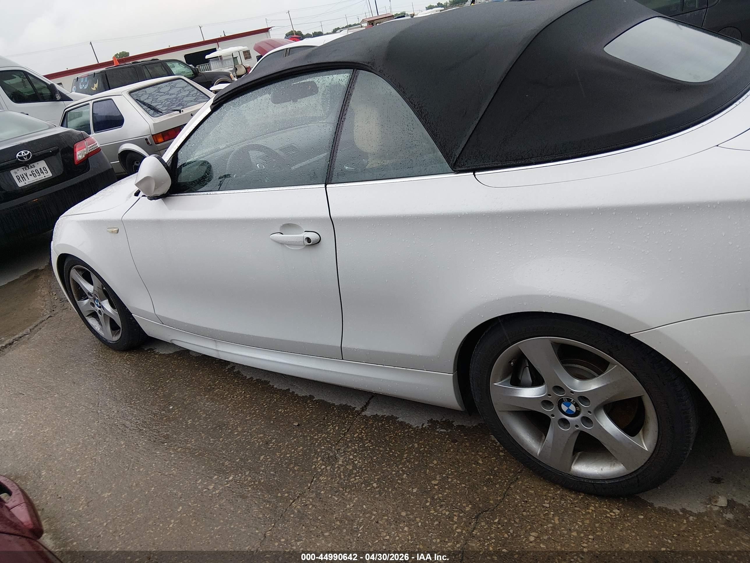 2011 Bmw 135i   White vin: WBAUN7C59BVM25500
