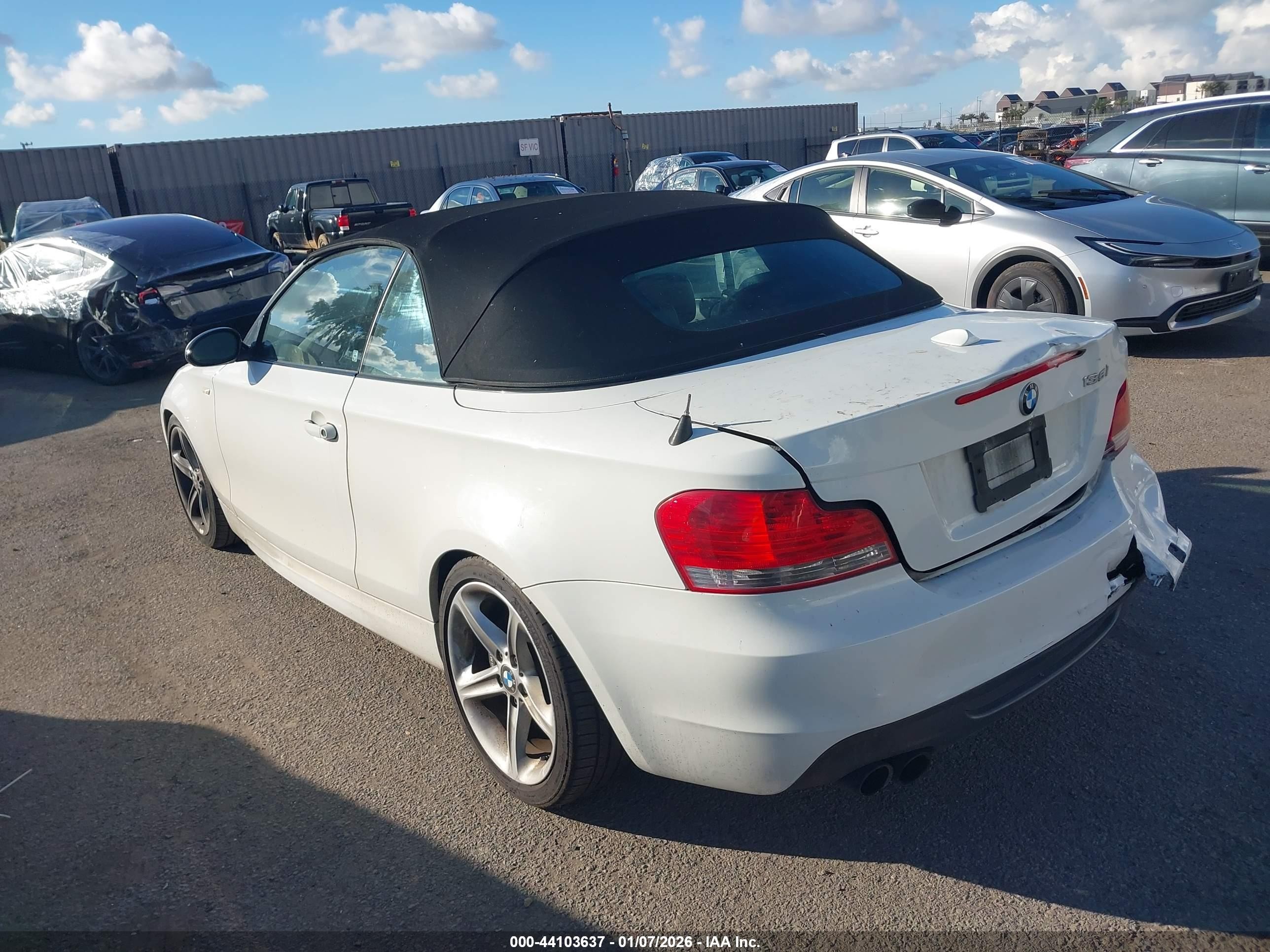 2009 Bmw 135i   White vin: WBAUN93579VK40626