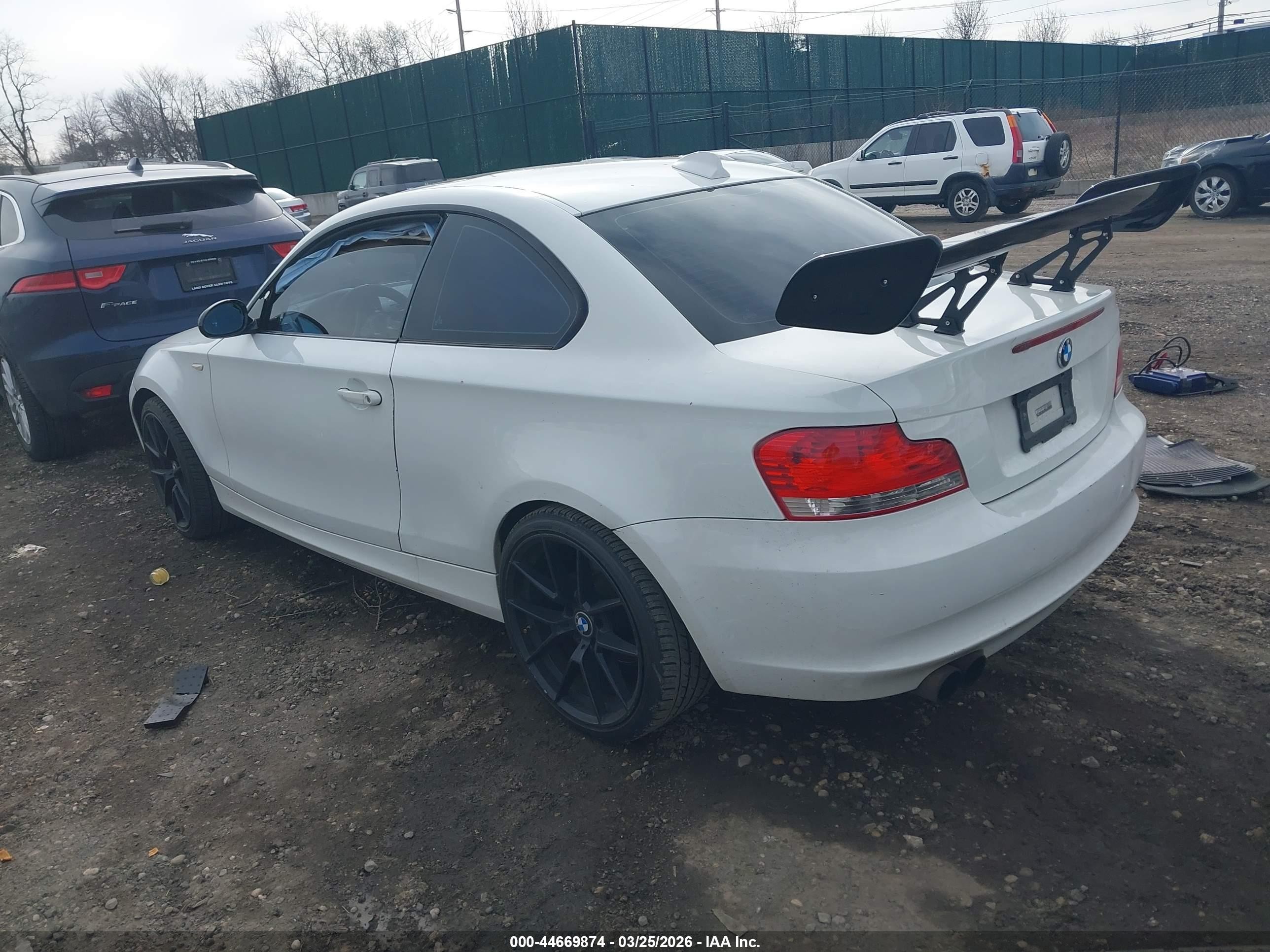 2009 Bmw 128i   White vin: WBAUP73559VK75017