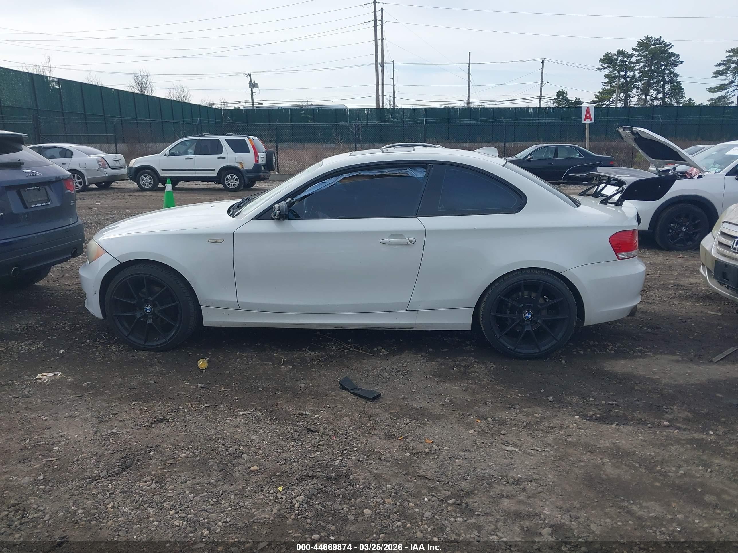 2009 Bmw 128i   White vin: WBAUP73559VK75017