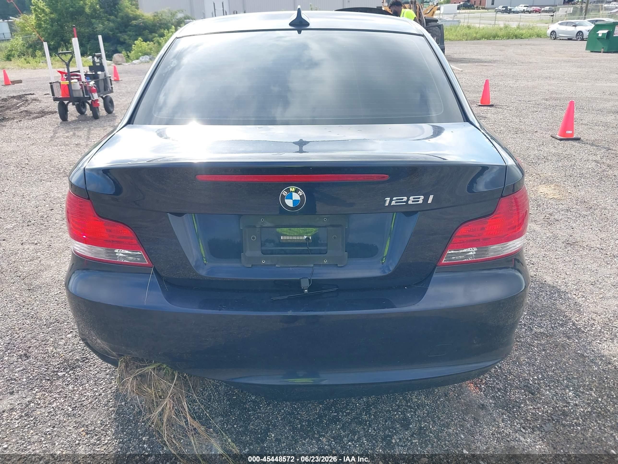 2009 Bmw 128i   Blue vin: WBAUP73579VK76444